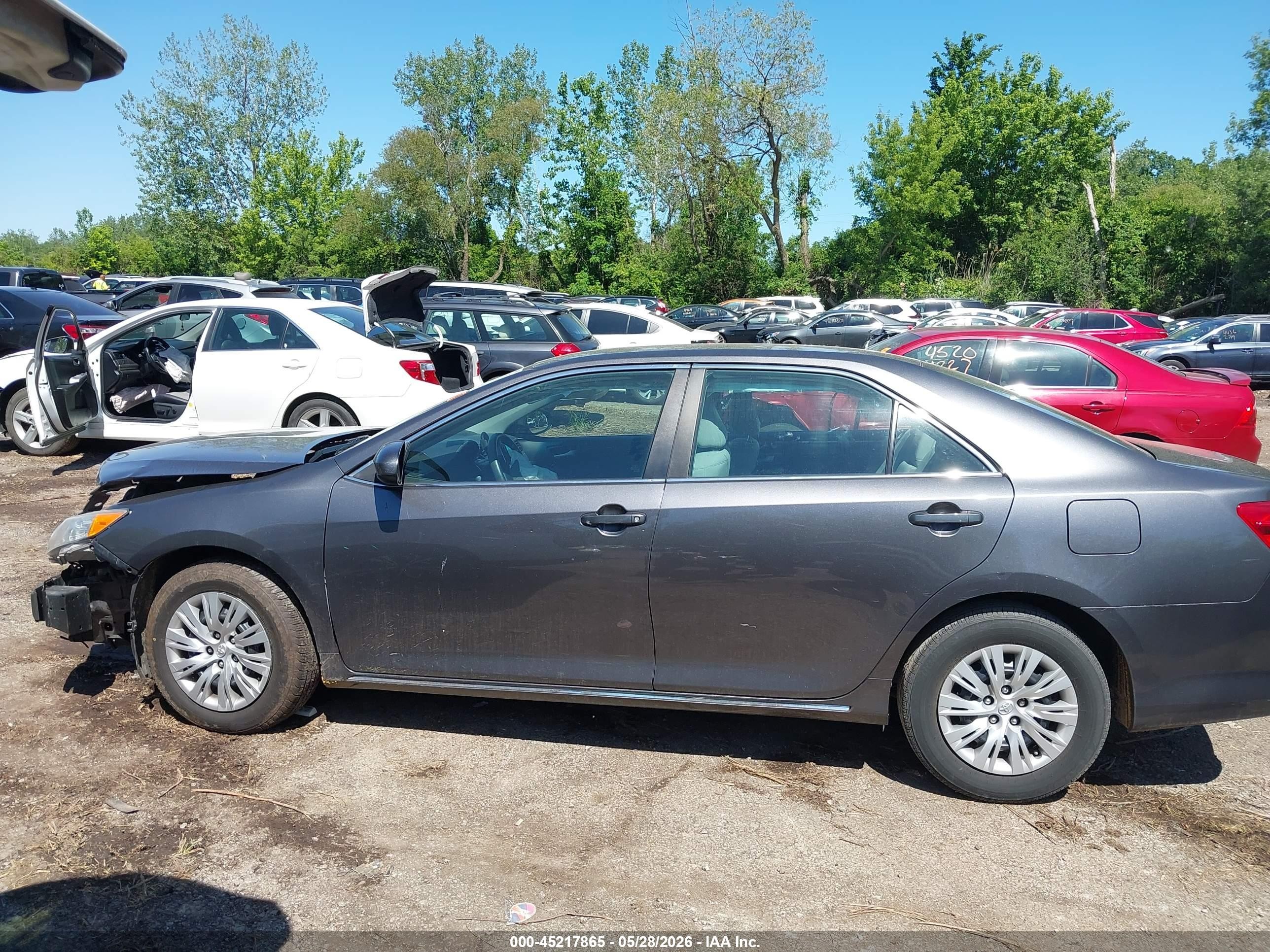 2014 Toyota Camry Le Gray vin: 4T4BF1FK8ER382835
