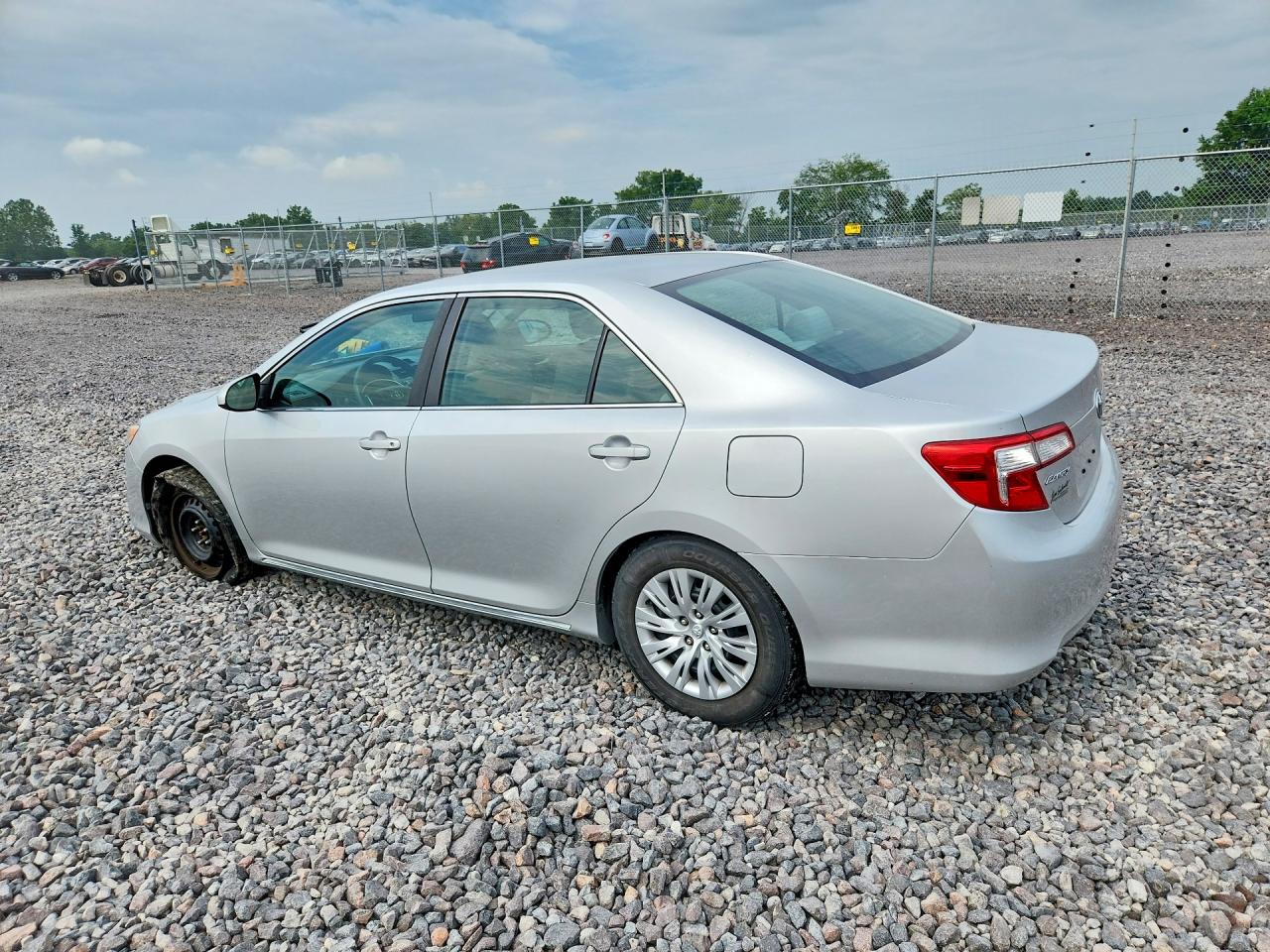 2014 Toyota Camry Le Серебряный vin: 4T4BF1FK8ER393429