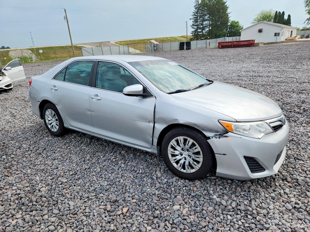 2014 Toyota Camry Le Серебряный vin: 4T4BF1FK8ER393429