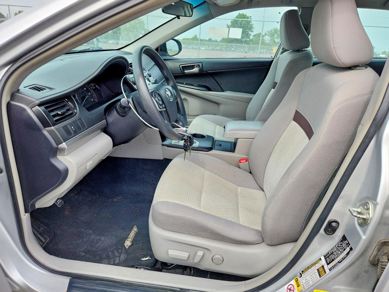 2014 Toyota Camry Le Серебряный vin: 4T4BF1FK8ER393429