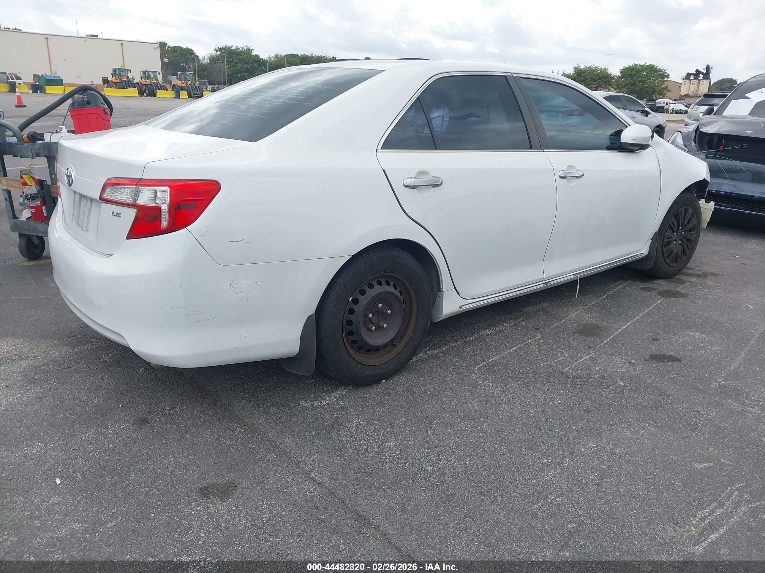 2014 Toyota Camry Le White vin: 4T4BF1FK8ER414196