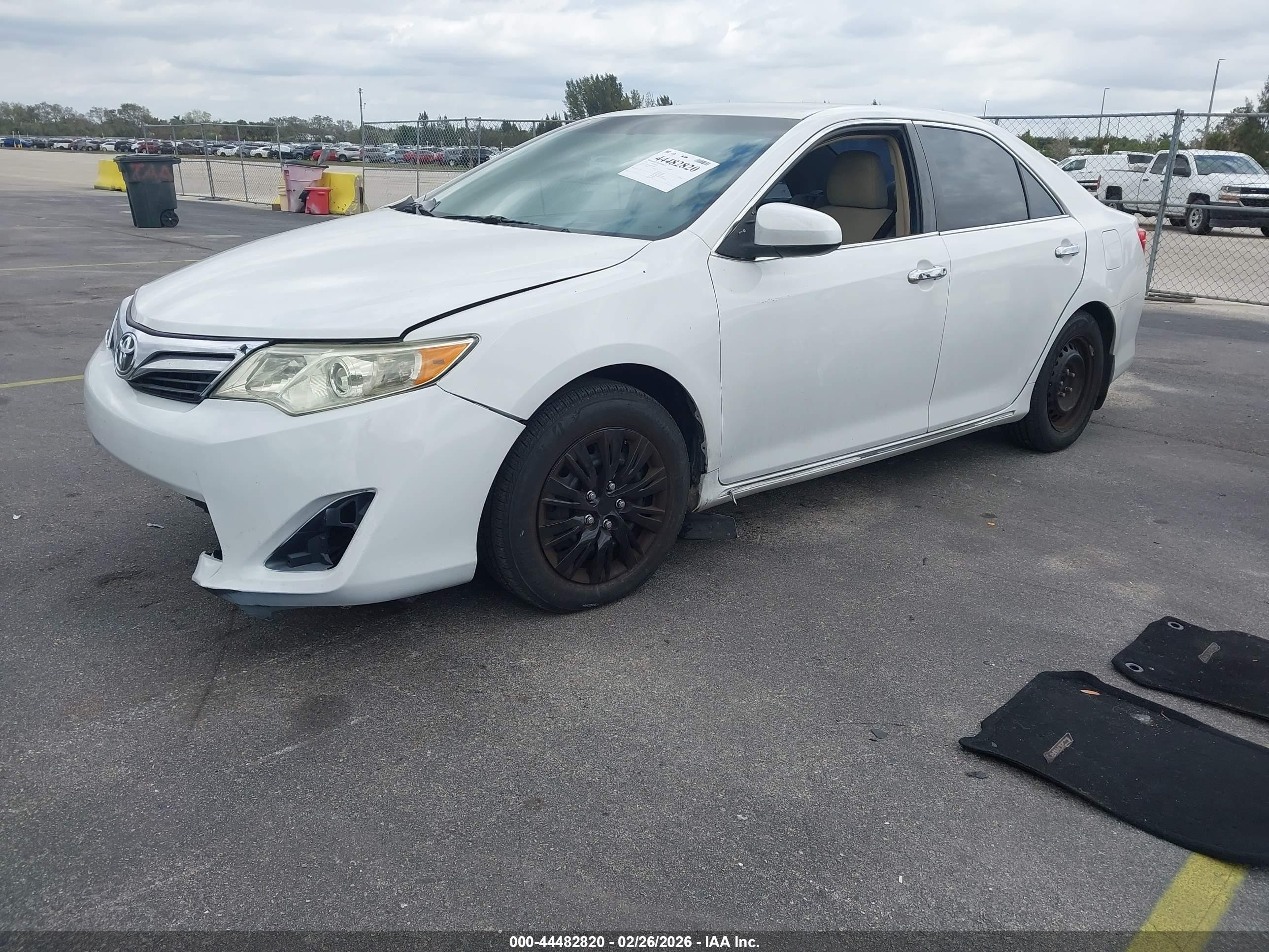 2014 Toyota Camry Le White vin: 4T4BF1FK8ER414196