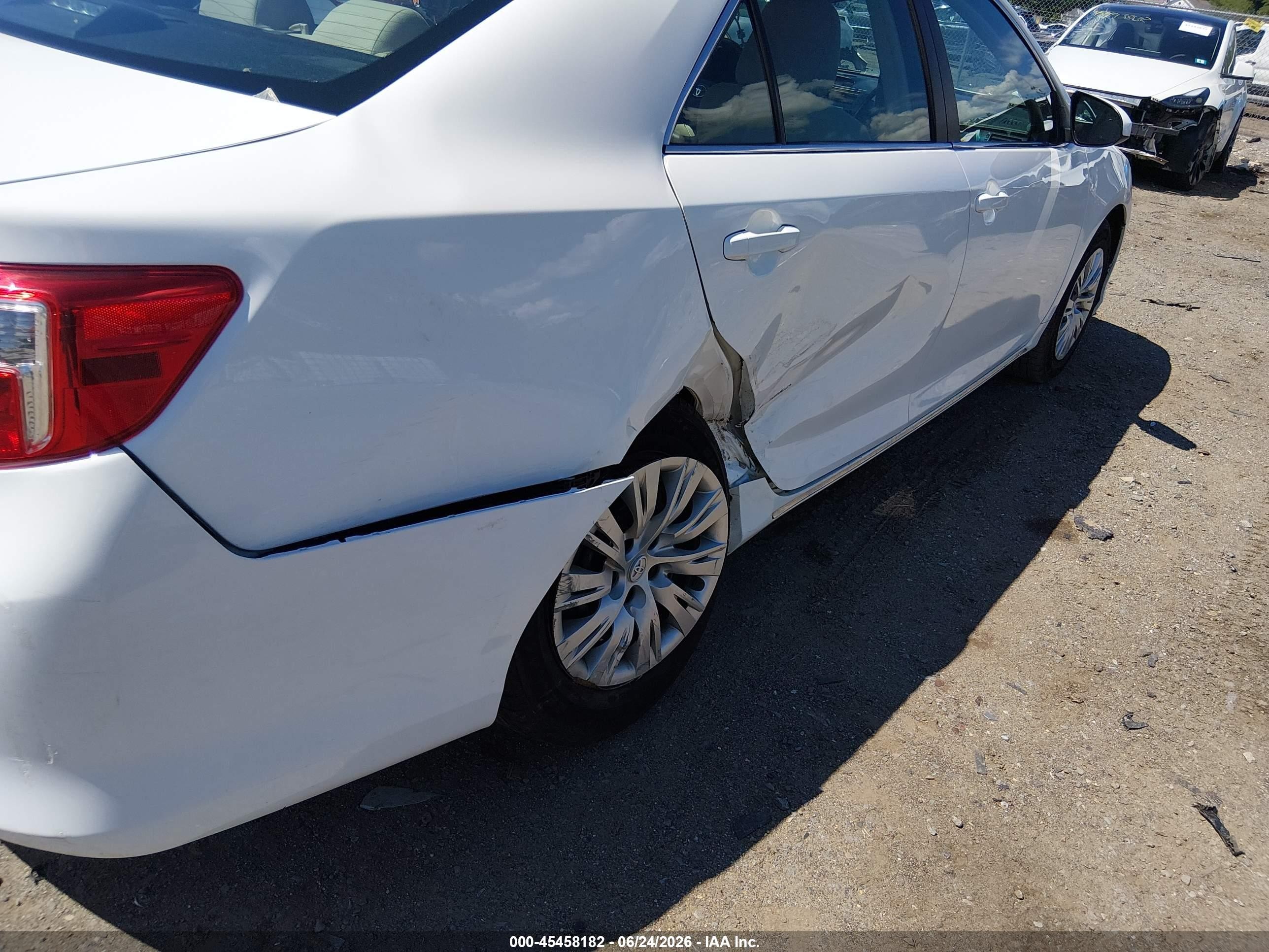 2014 Toyota Camry Le White vin: 4T4BF1FK8ER420824
