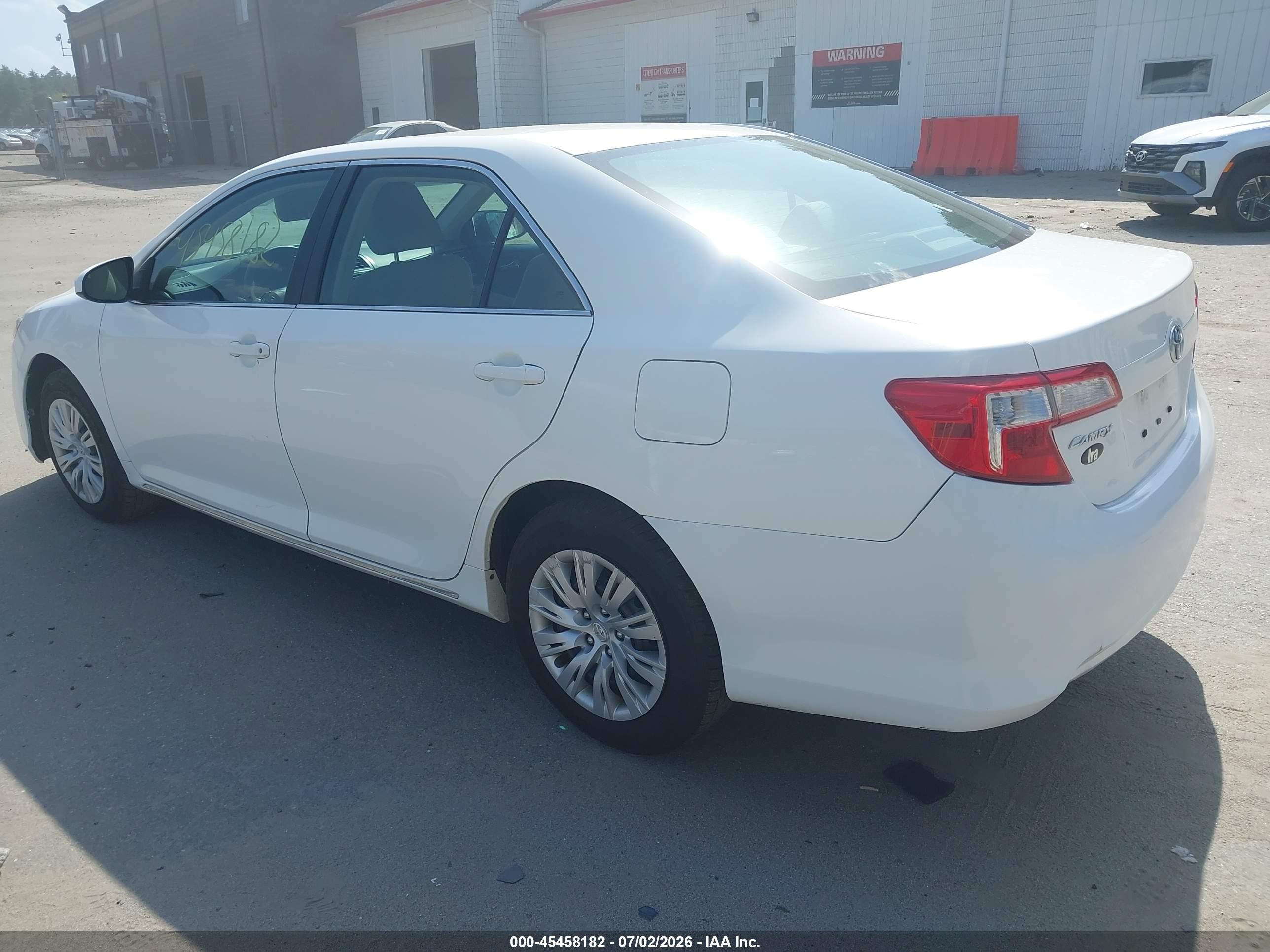 2014 Toyota Camry Le White vin: 4T4BF1FK8ER420824