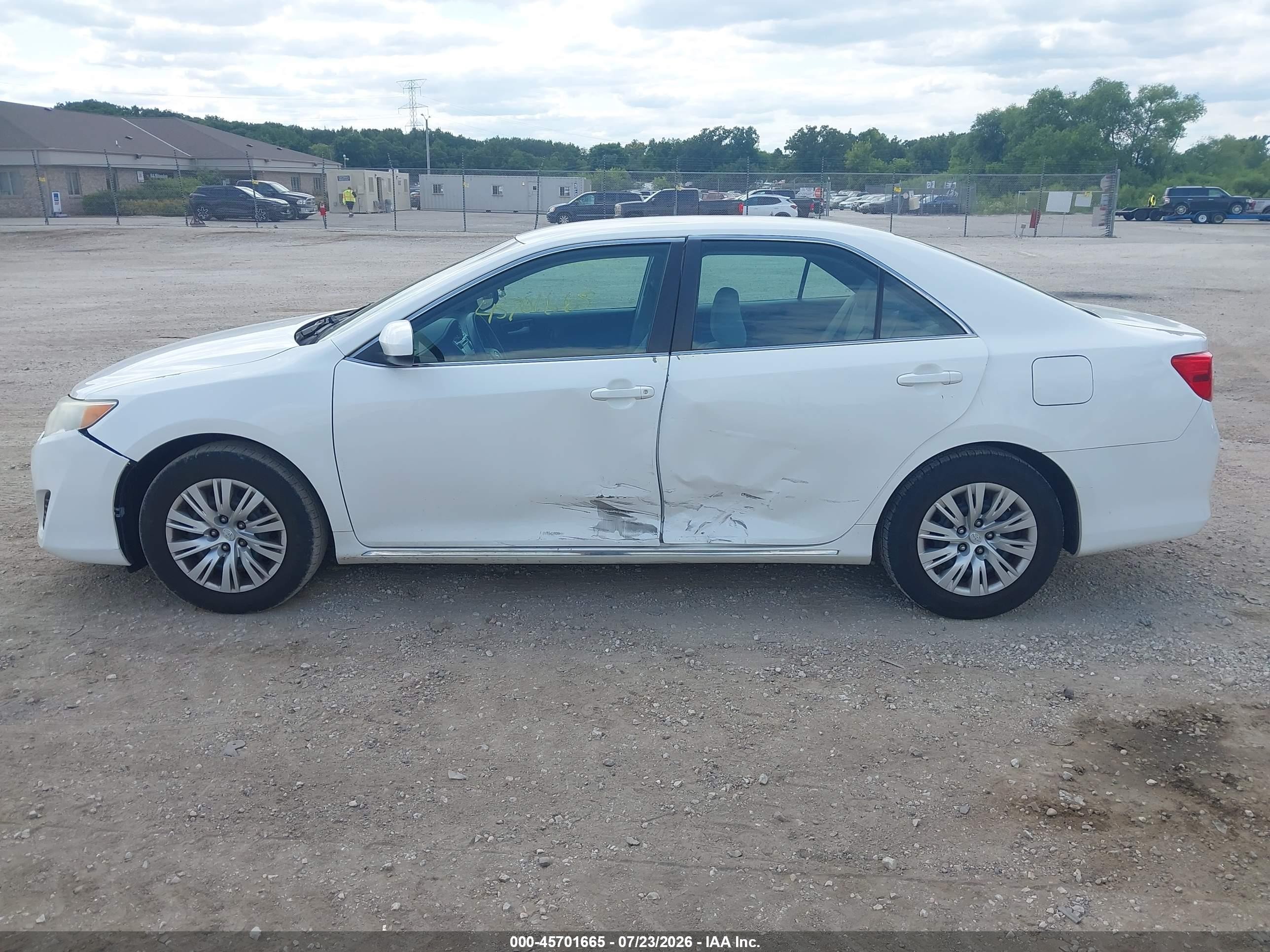 2014 Toyota Camry Le White vin: 4T4BF1FK8ER430429