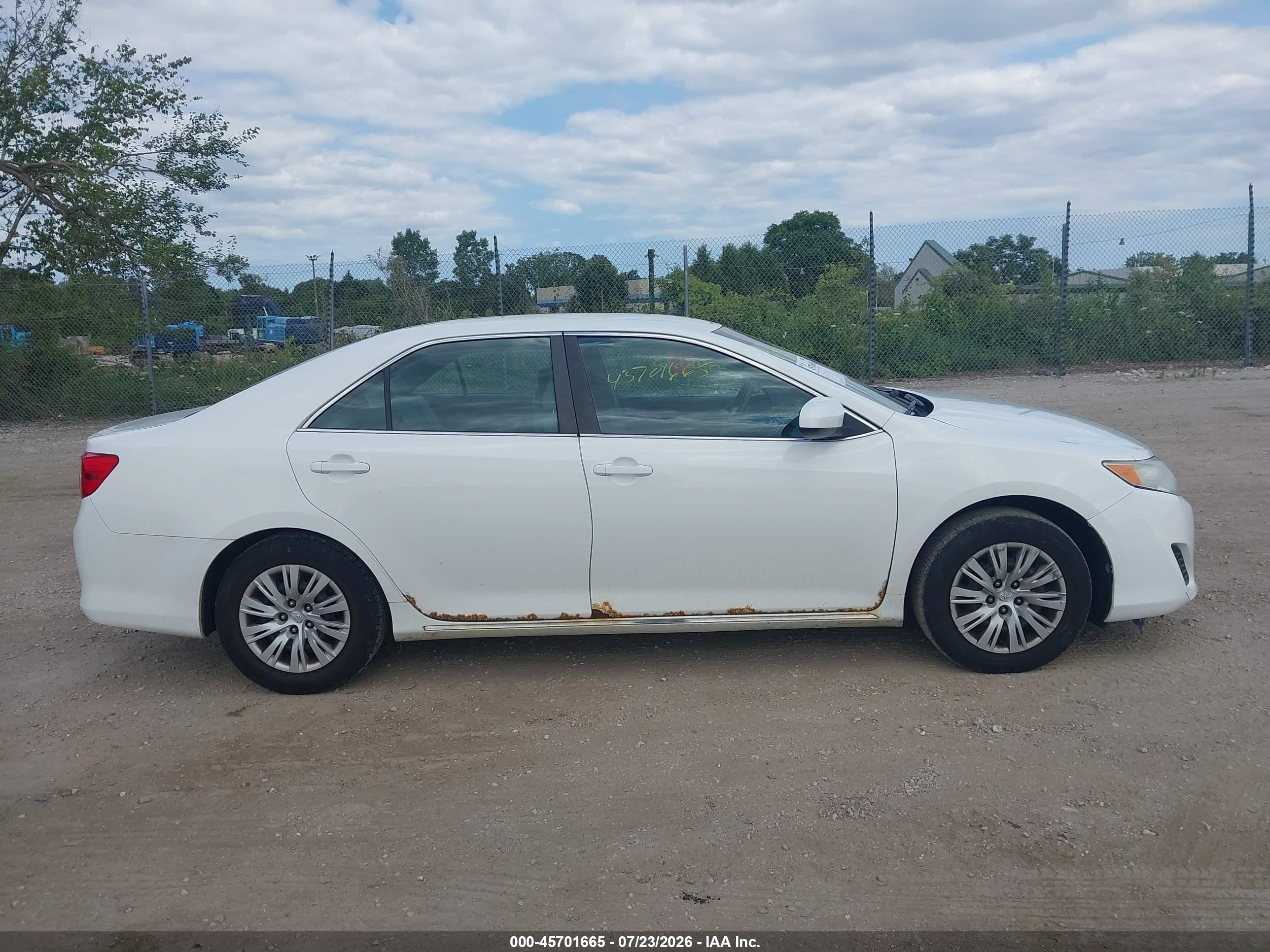 2014 Toyota Camry Le White vin: 4T4BF1FK8ER430429