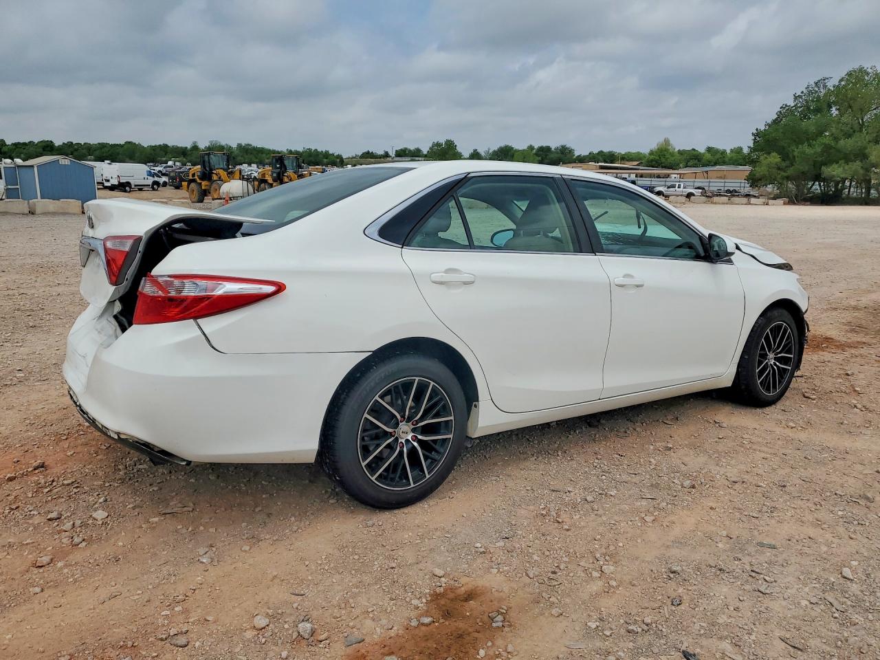 2015 Toyota Camry Le White vin: 4T4BF1FK8FR460063