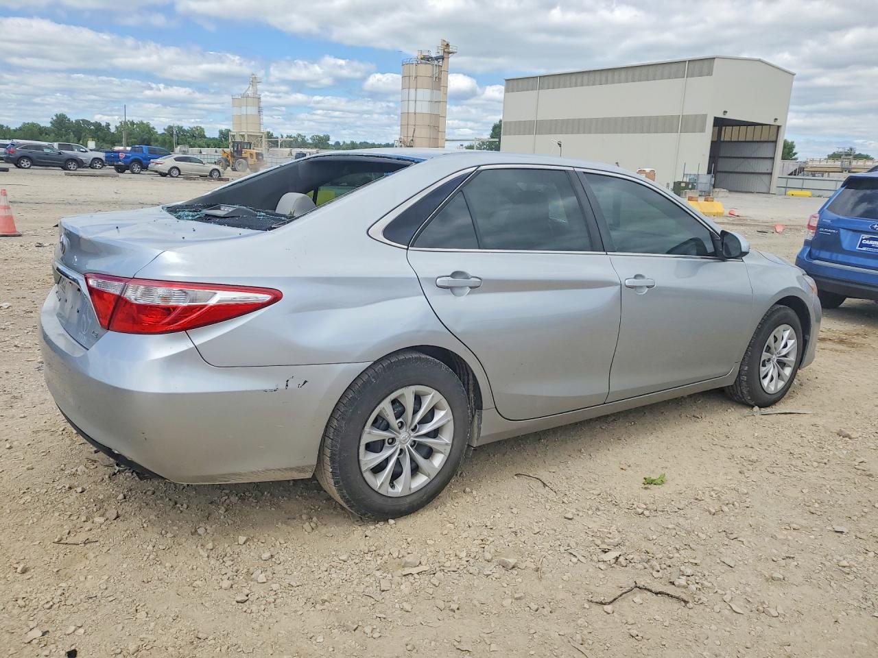 2016 Toyota Camry Le Silver vin: 4T4BF1FK8GR561086