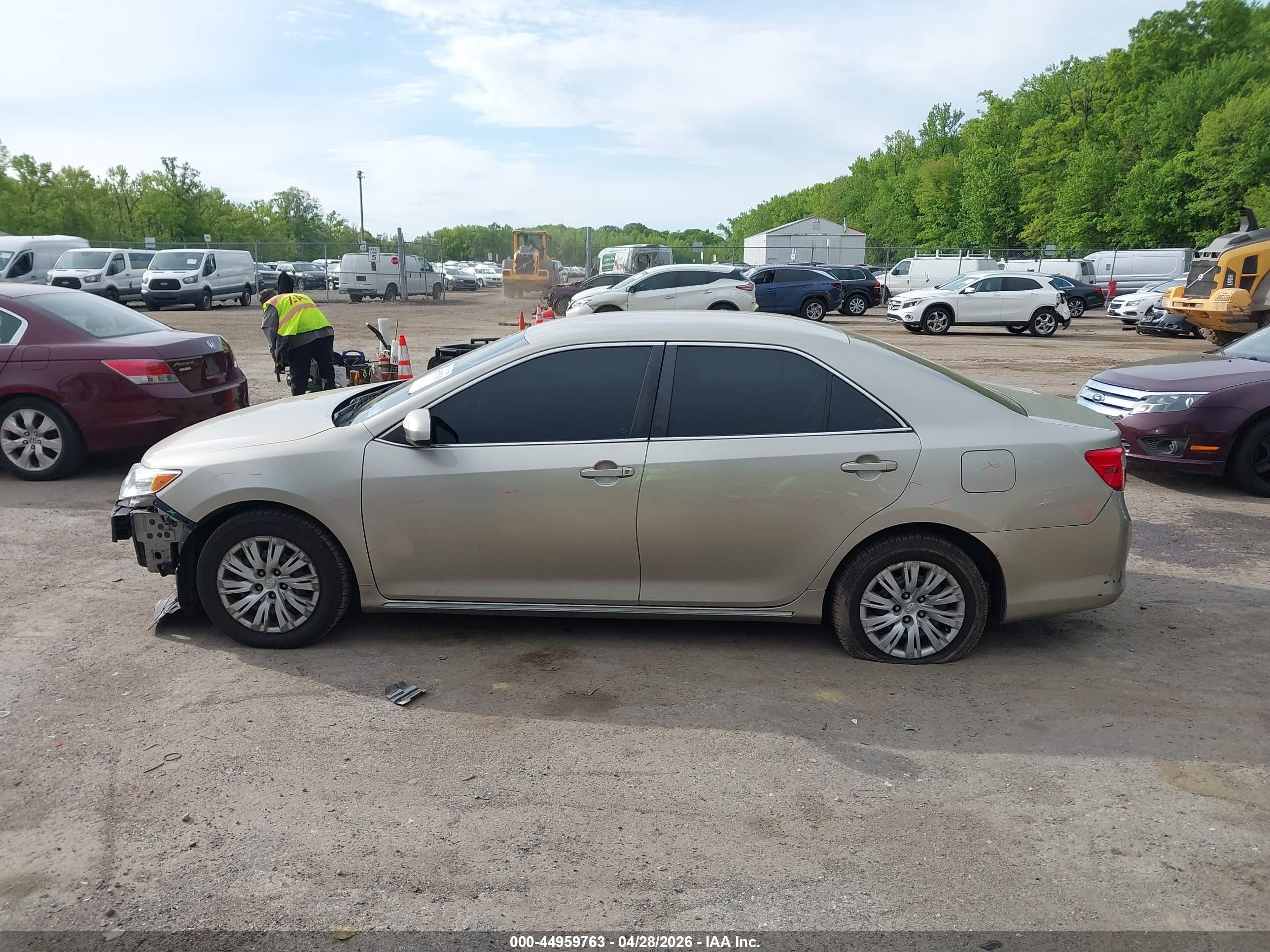2013 Toyota Camry Le Tan vin: 4T4BF1FK9DR284900