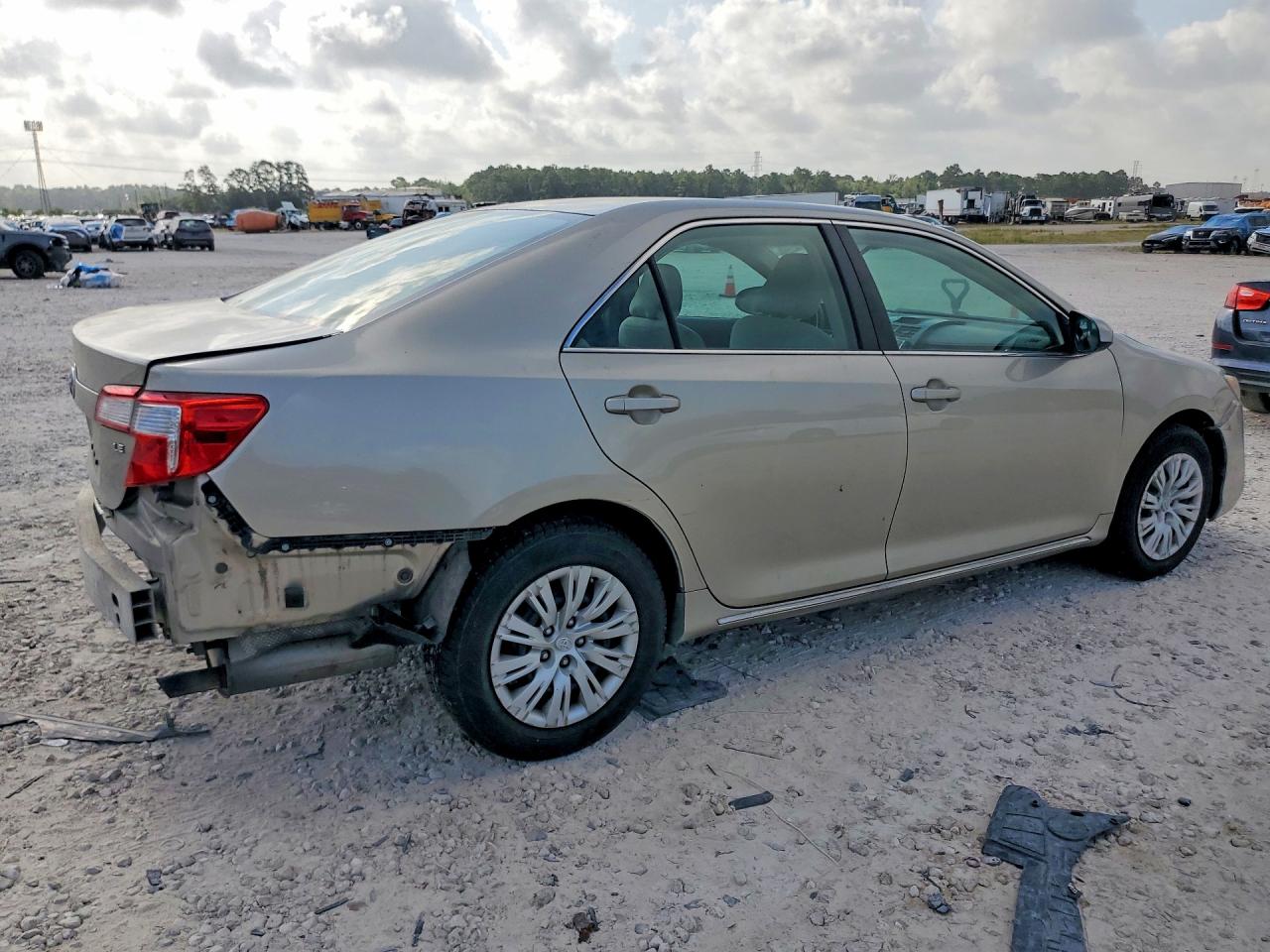 2013 Toyota Camry Le Beige vin: 4T4BF1FK9DR299607