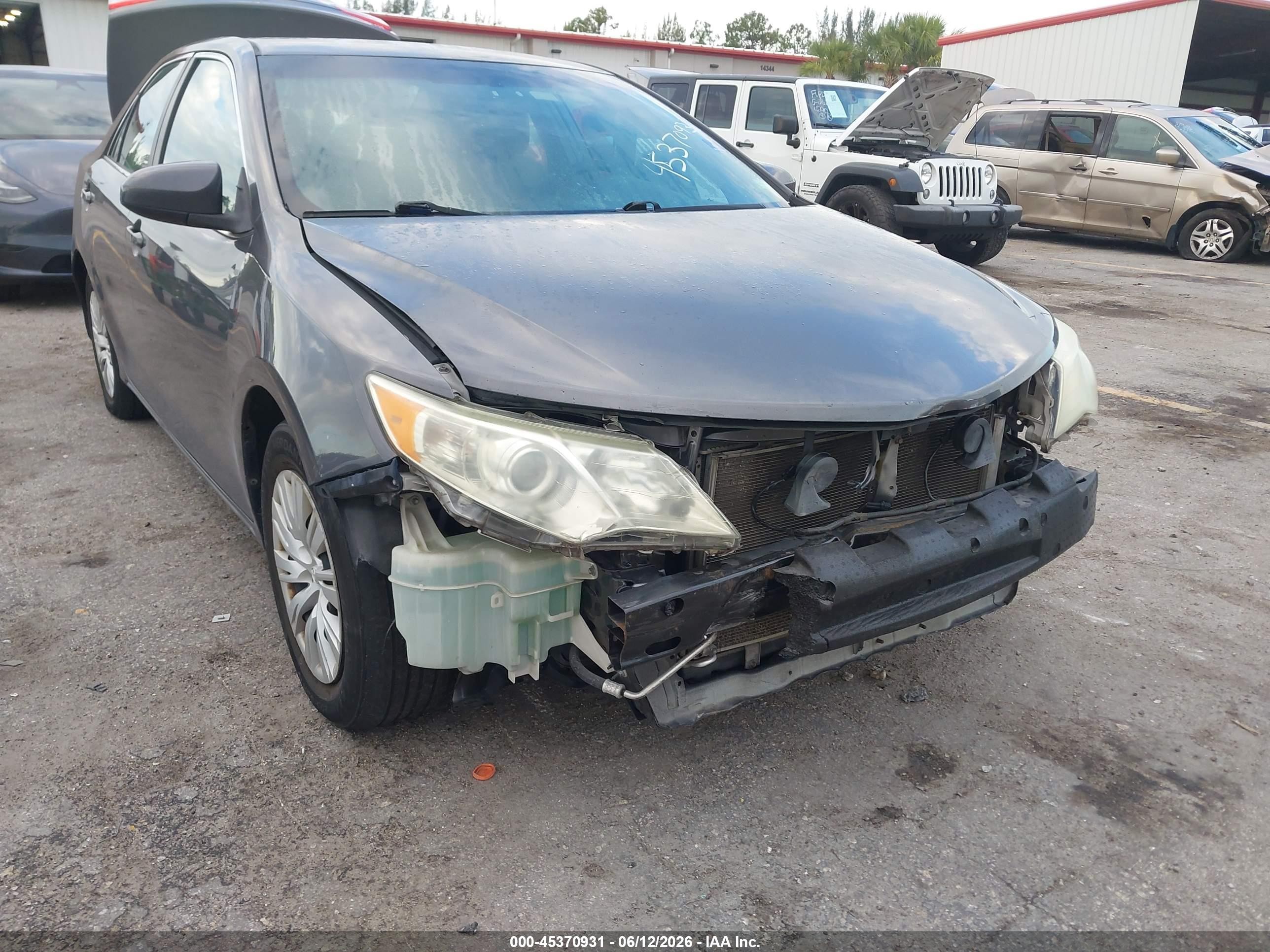 2014 Toyota Camry Le Gray vin: 4T4BF1FK9ER338293