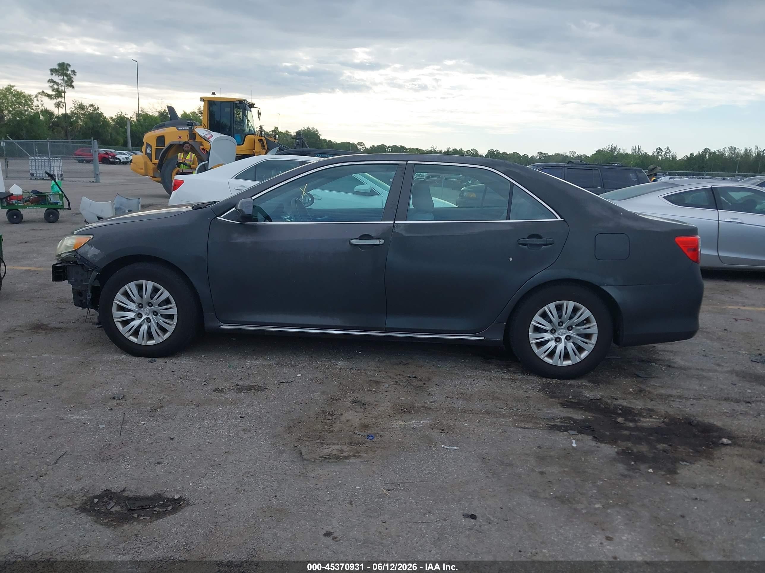 2014 Toyota Camry Le Gray vin: 4T4BF1FK9ER338293