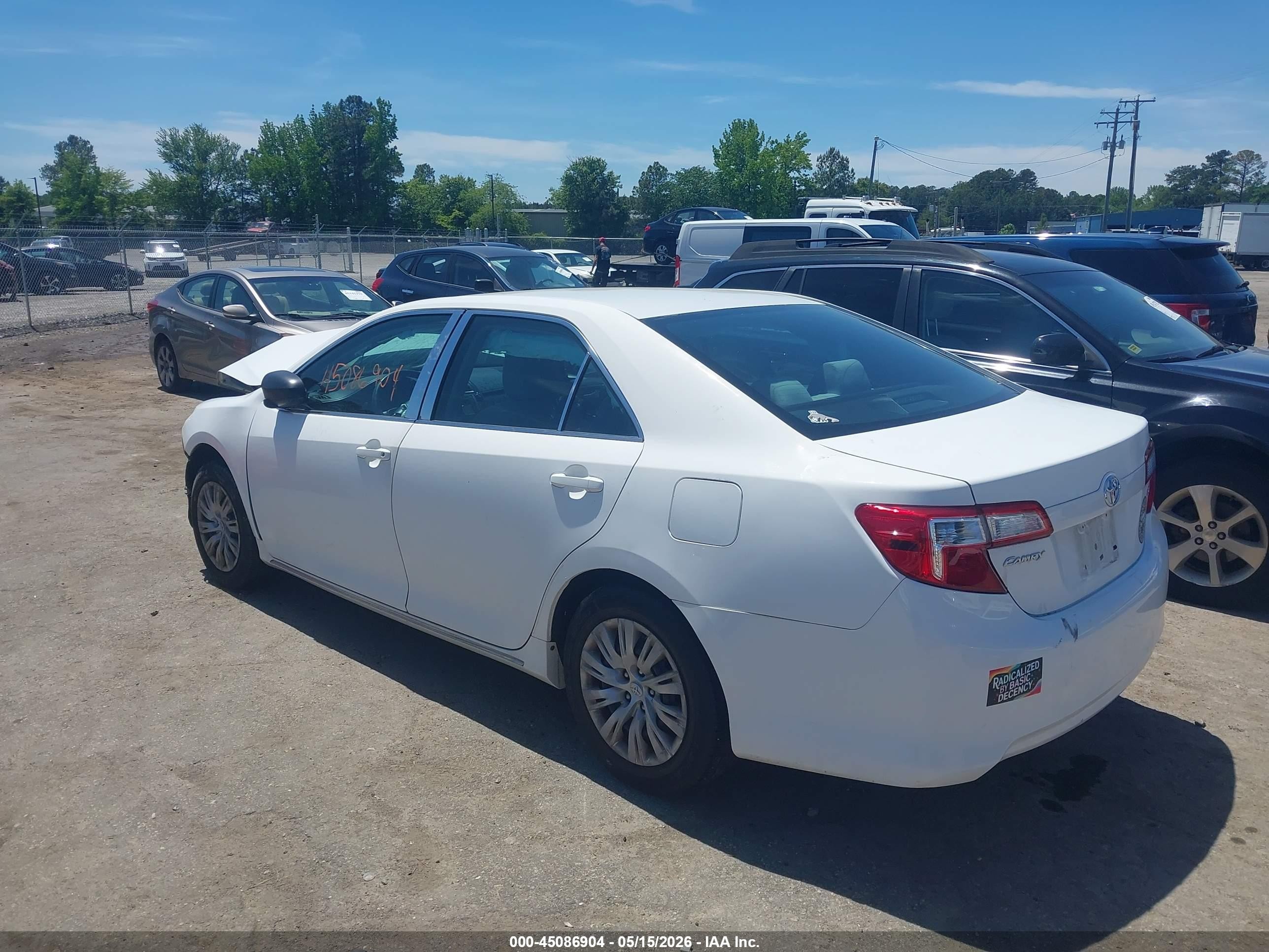 2014 Toyota Camry Le White vin: 4T4BF1FK9ER339945