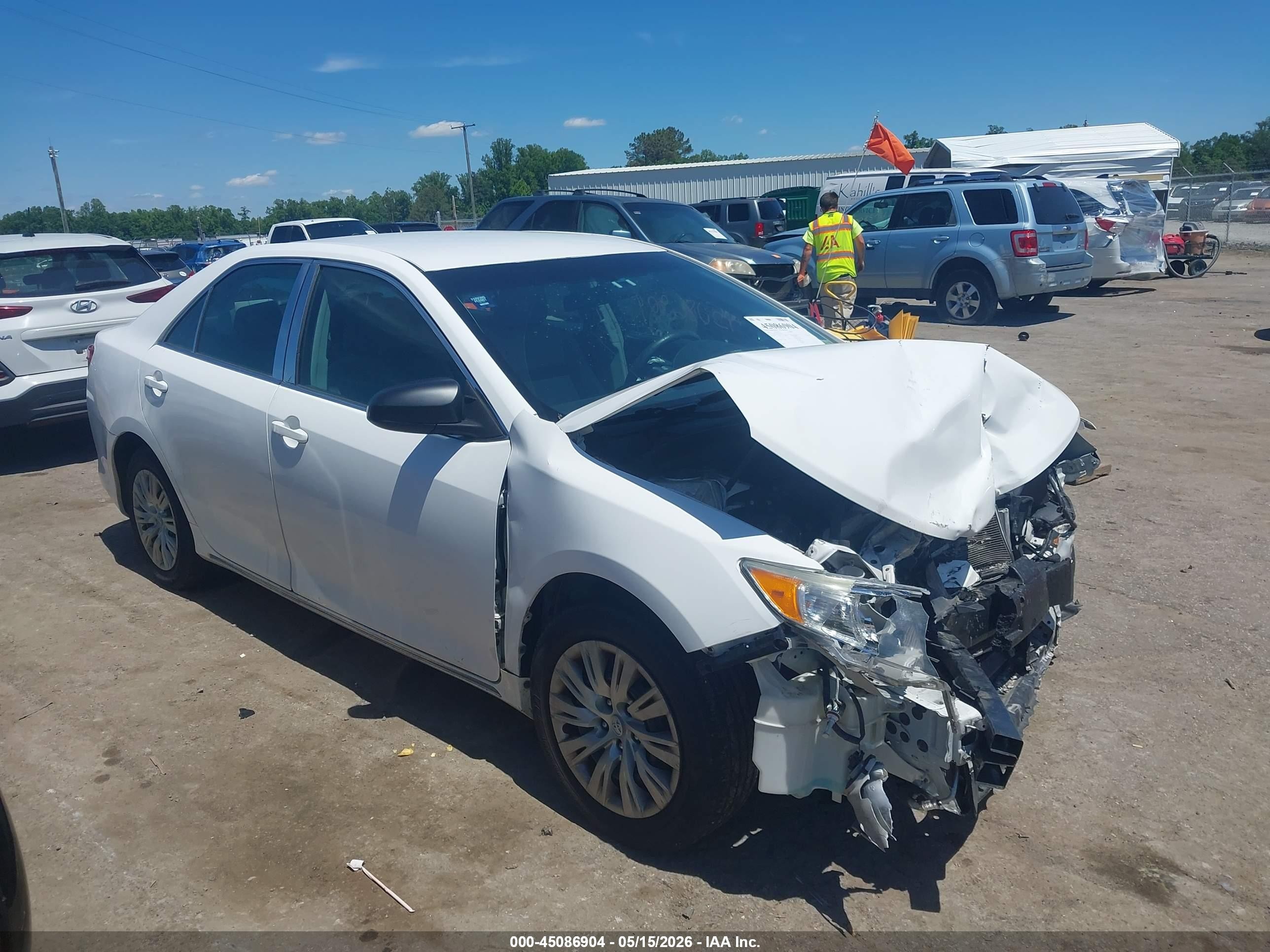 2014 Toyota Camry Le White vin: 4T4BF1FK9ER339945