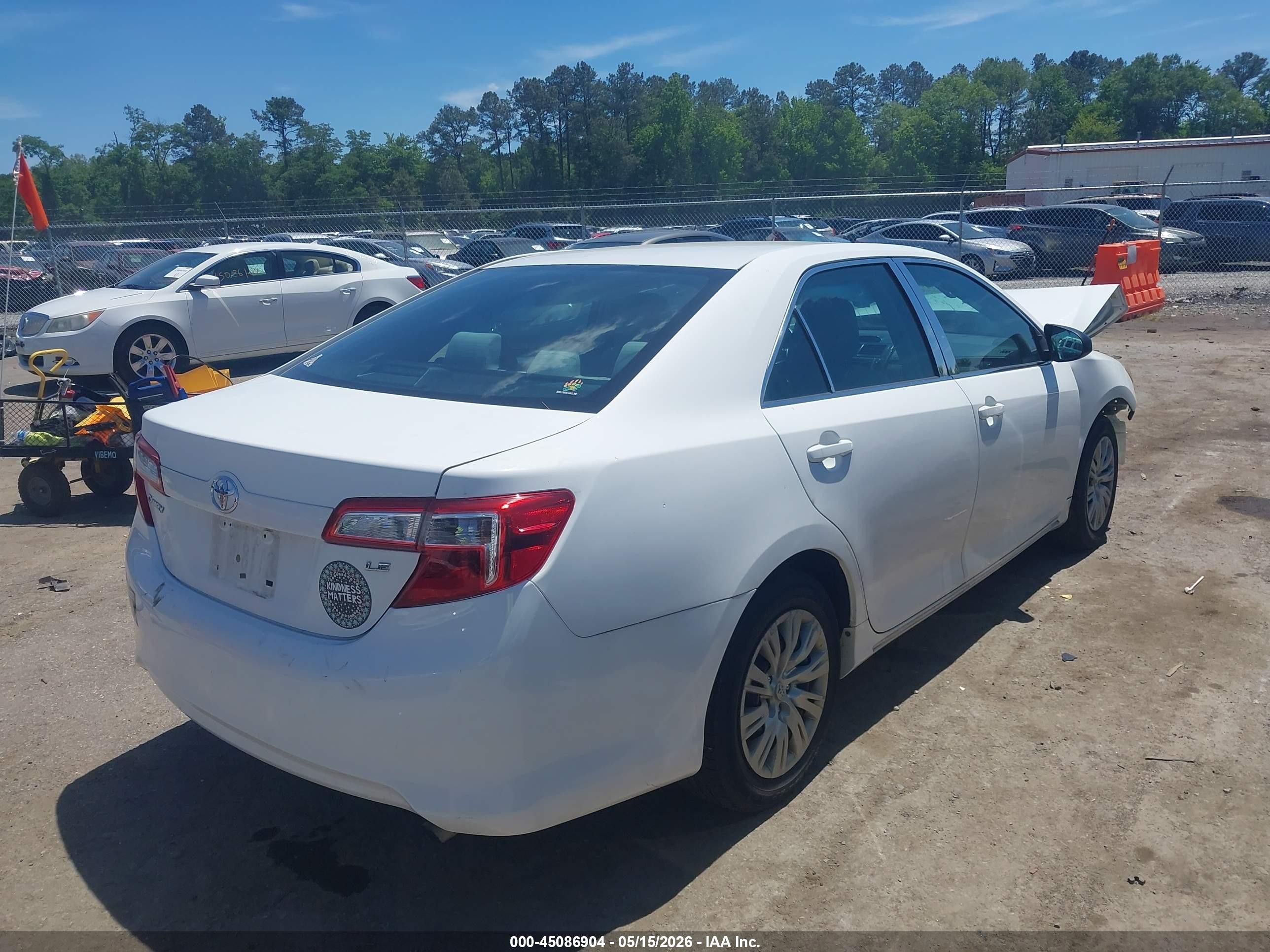 2014 Toyota Camry Le White vin: 4T4BF1FK9ER339945