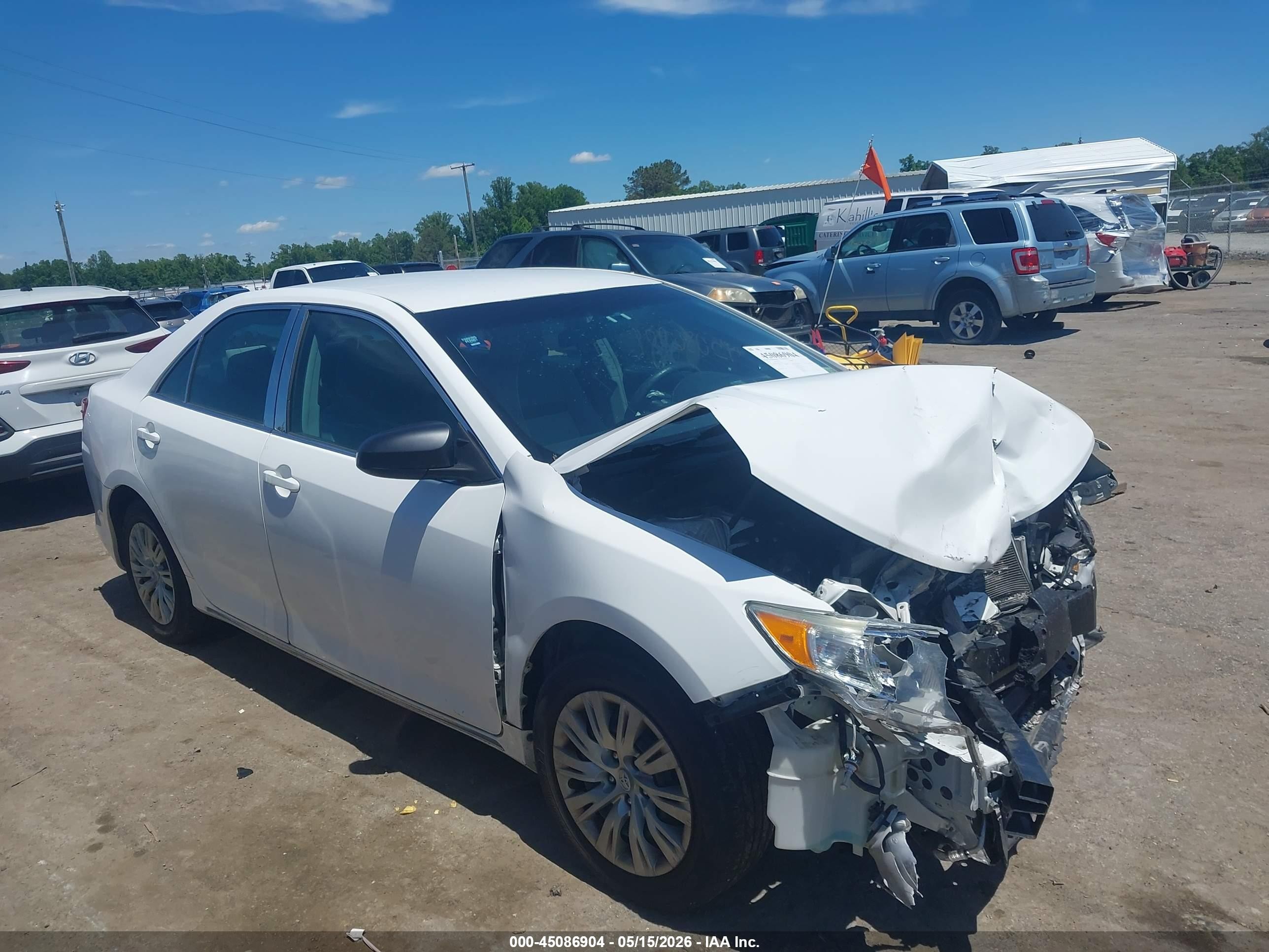2014 Toyota Camry Le White vin: 4T4BF1FK9ER339945