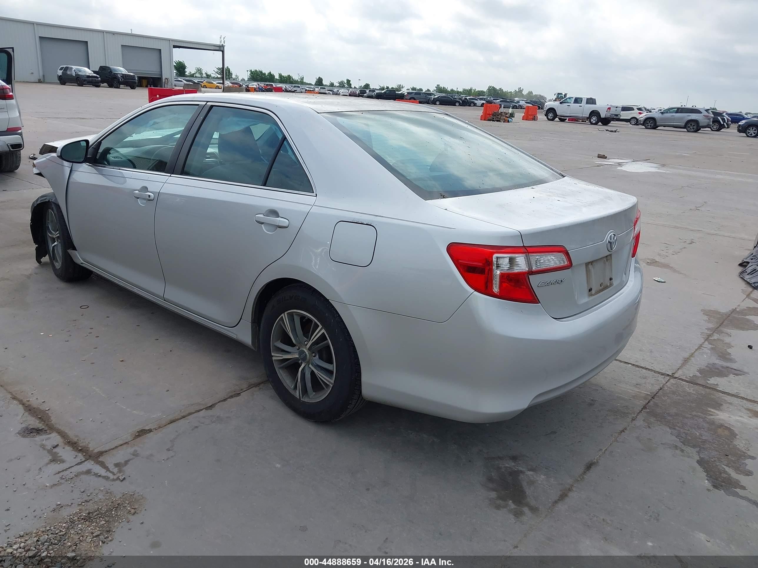 2014 Toyota Camry Le Серебряный vin: 4T4BF1FK9ER352663