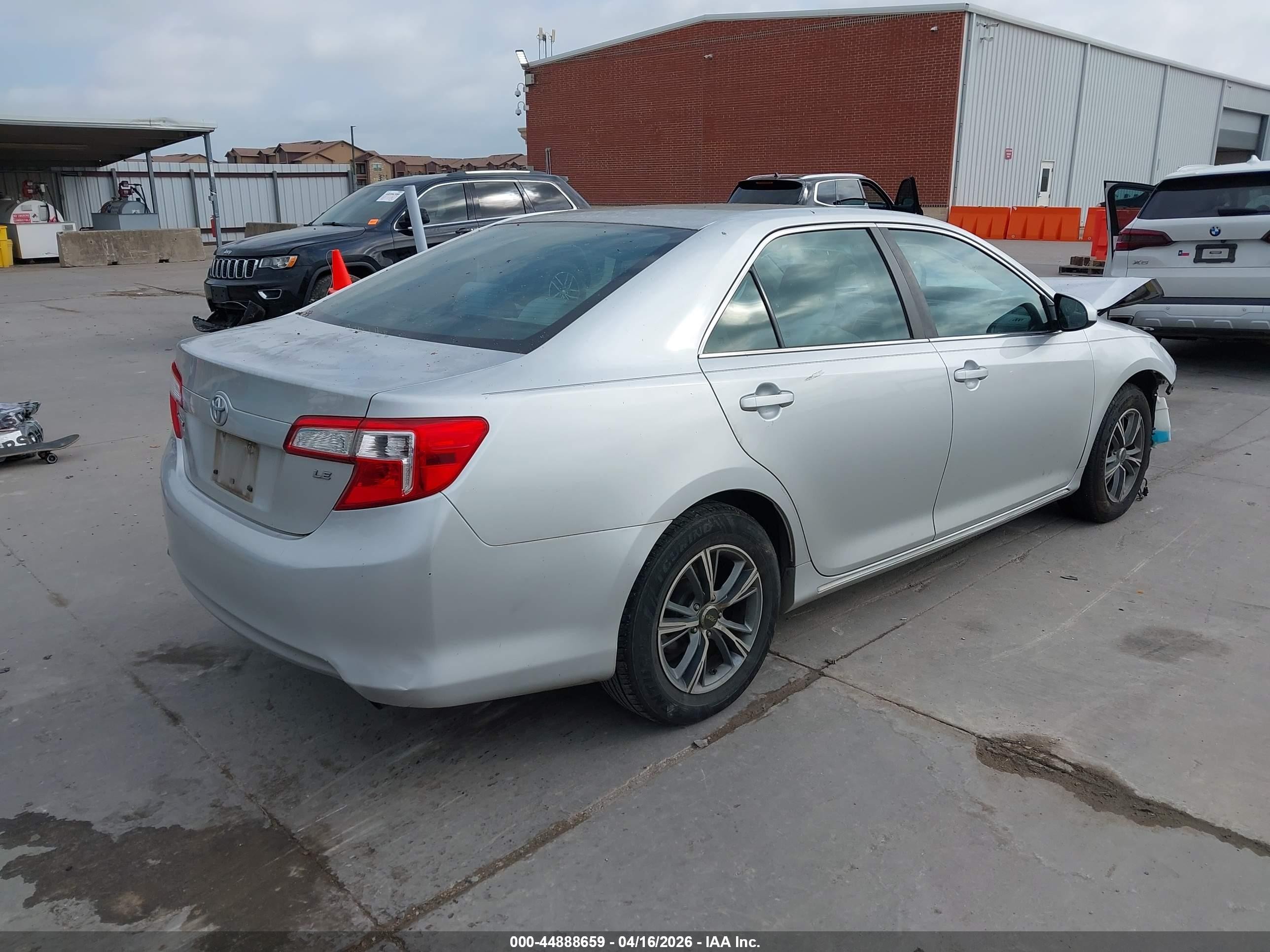 2014 Toyota Camry Le Серебряный vin: 4T4BF1FK9ER352663