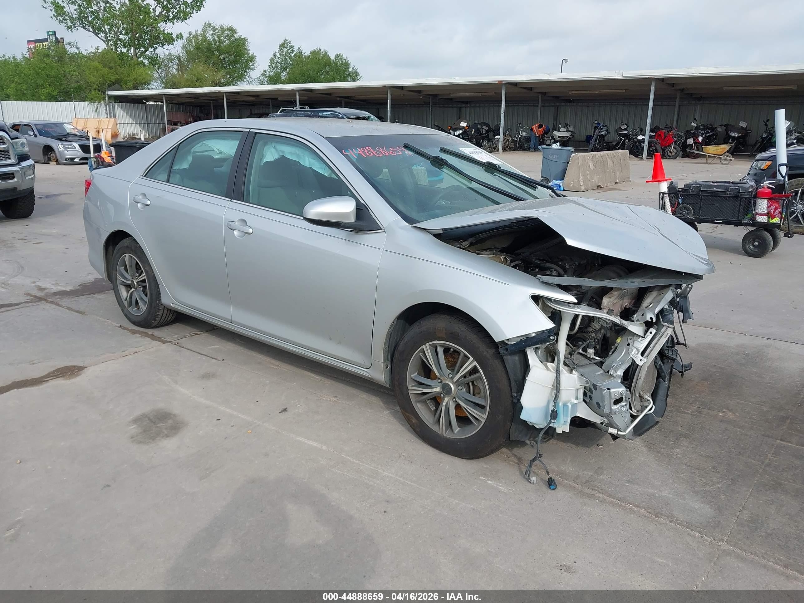 2014 Toyota Camry Le Серебряный vin: 4T4BF1FK9ER352663