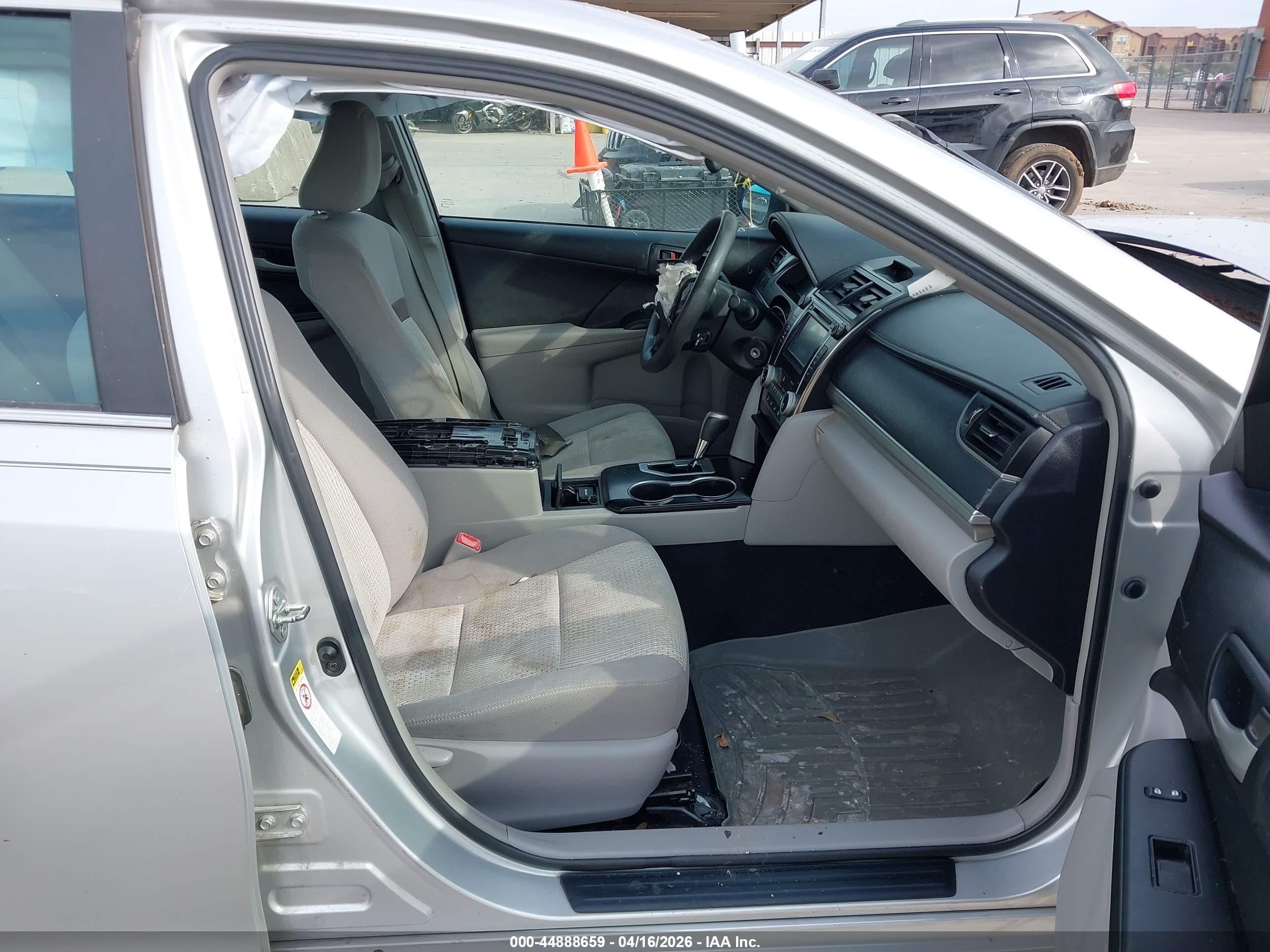 2014 Toyota Camry Le Серебряный vin: 4T4BF1FK9ER352663