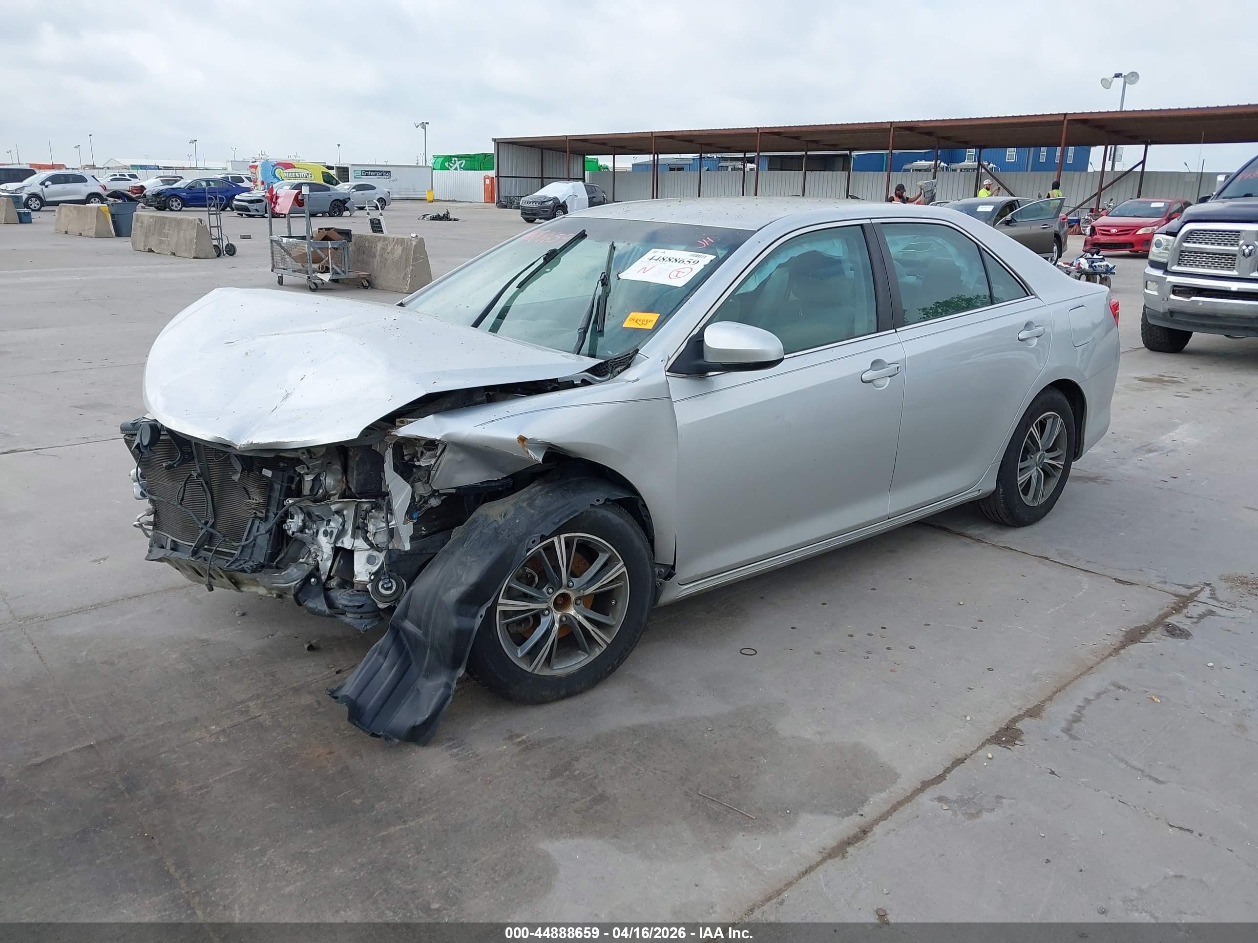 2014 Toyota Camry Le Серебряный vin: 4T4BF1FK9ER352663