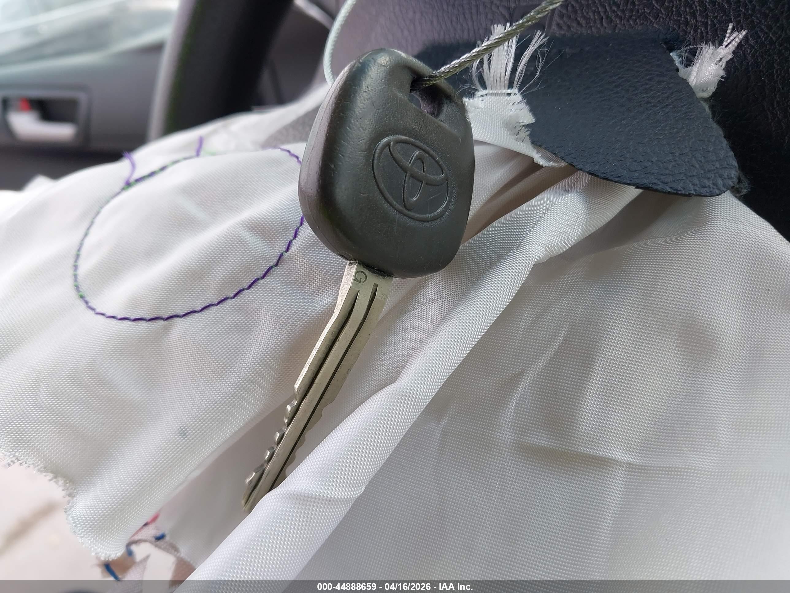 2014 Toyota Camry Le Серебряный vin: 4T4BF1FK9ER352663