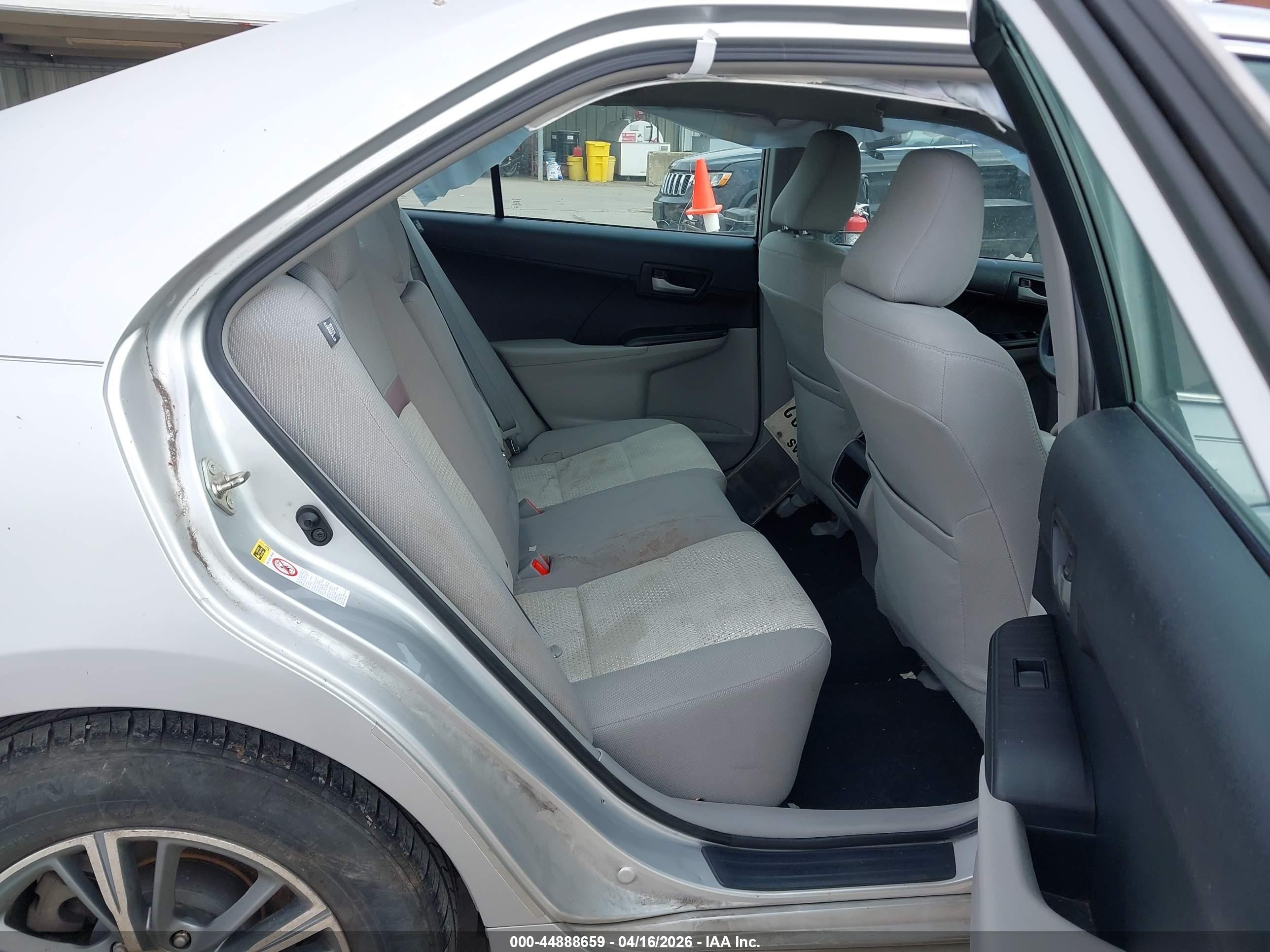 2014 Toyota Camry Le Серебряный vin: 4T4BF1FK9ER352663