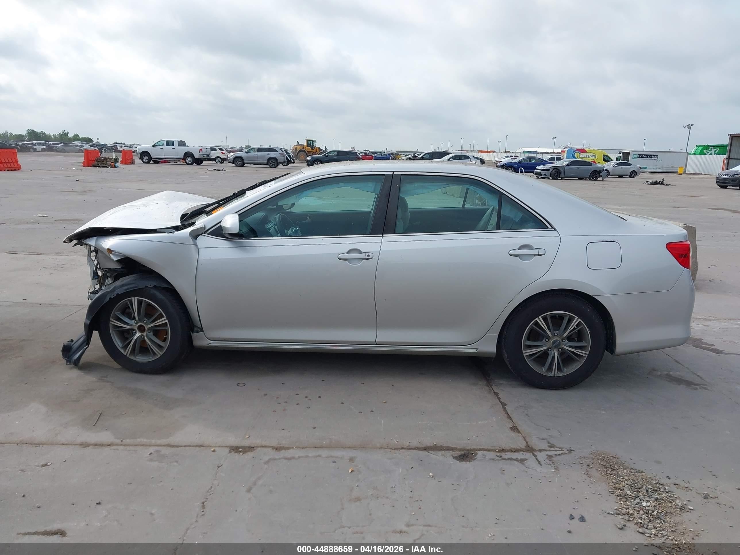 2014 Toyota Camry Le Серебряный vin: 4T4BF1FK9ER352663