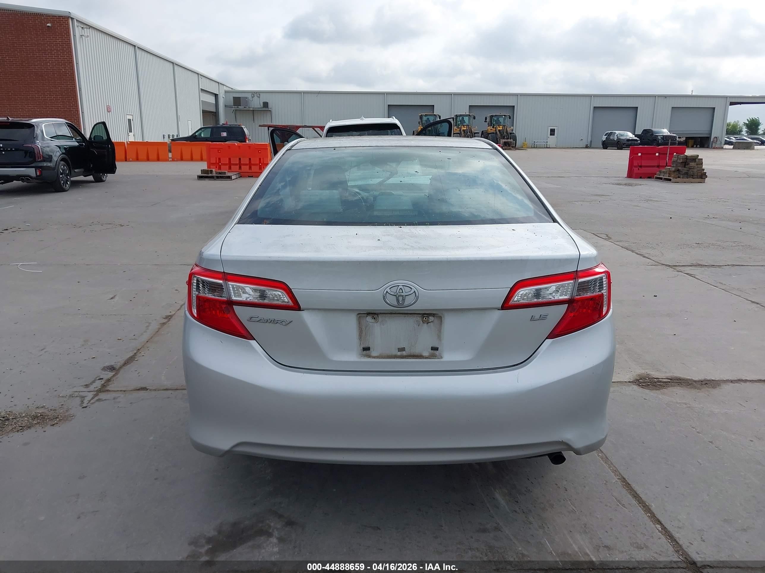 2014 Toyota Camry Le Серебряный vin: 4T4BF1FK9ER352663