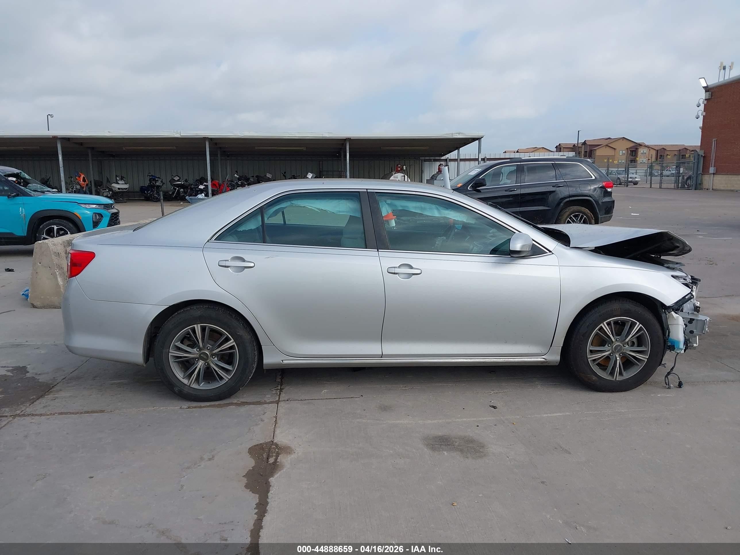 2014 Toyota Camry Le Серебряный vin: 4T4BF1FK9ER352663
