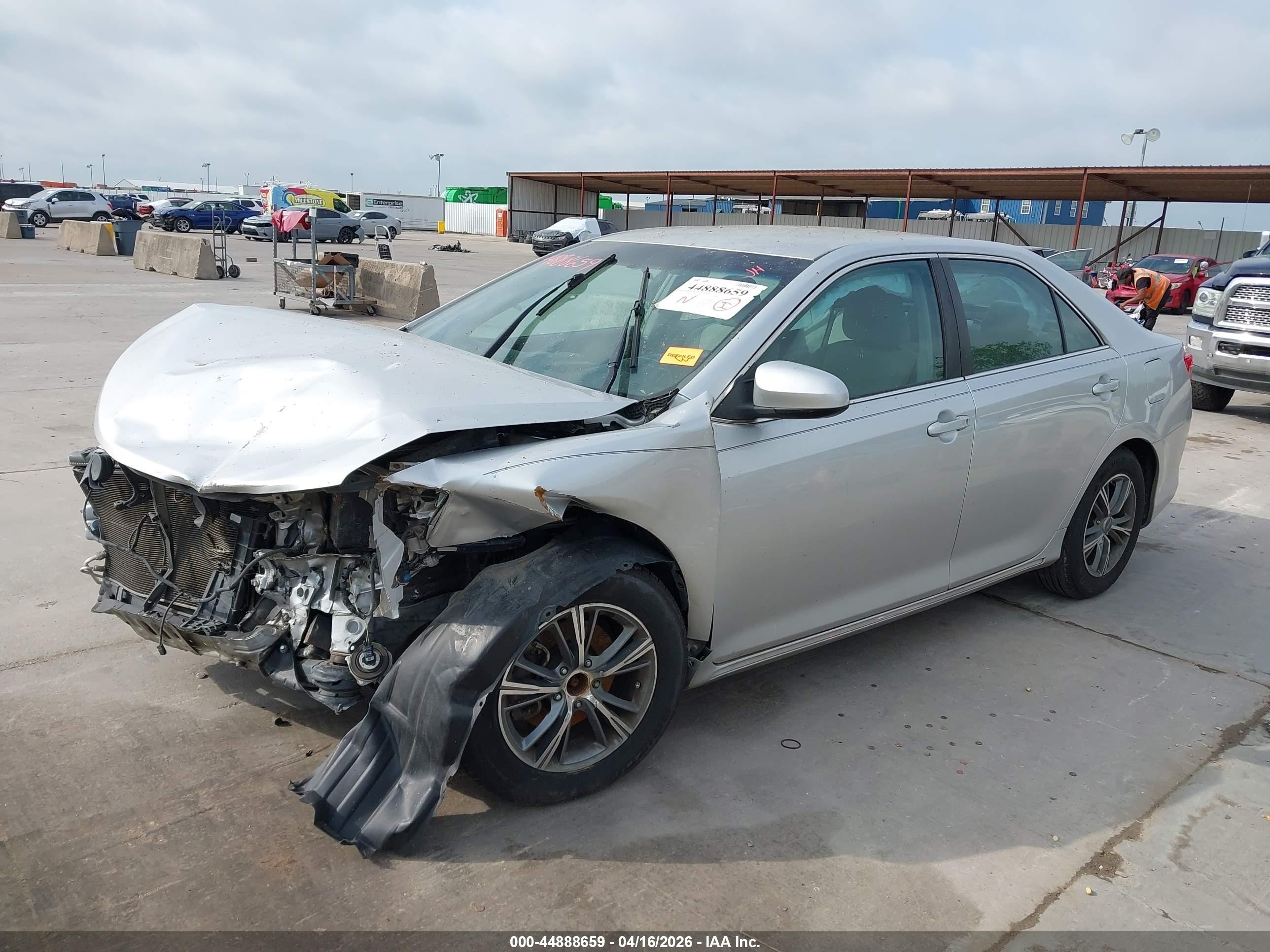 2014 Toyota Camry Le Серебряный vin: 4T4BF1FK9ER352663