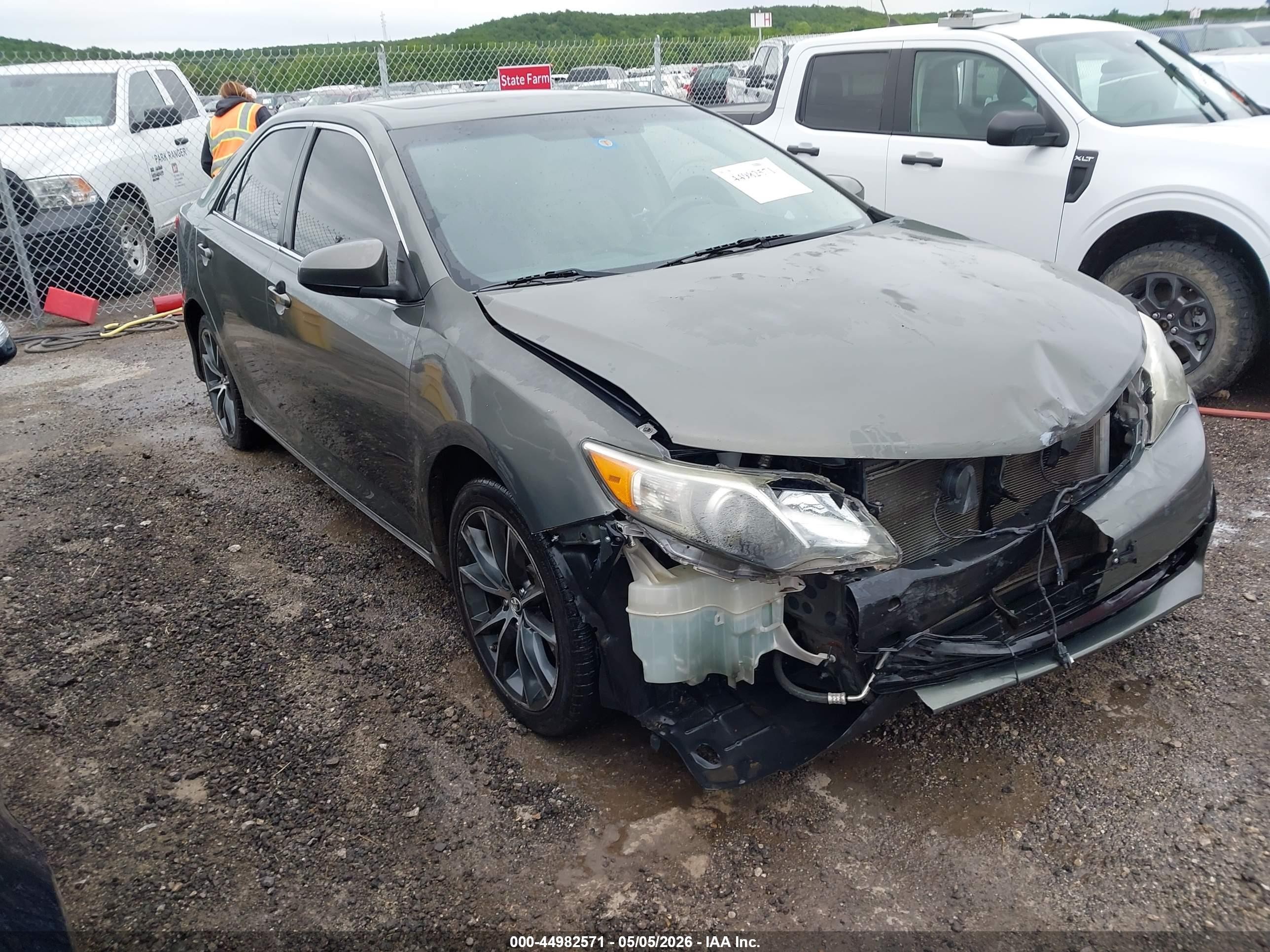 2014 Toyota Camry Le Brown vin: 4T4BF1FK9ER353425