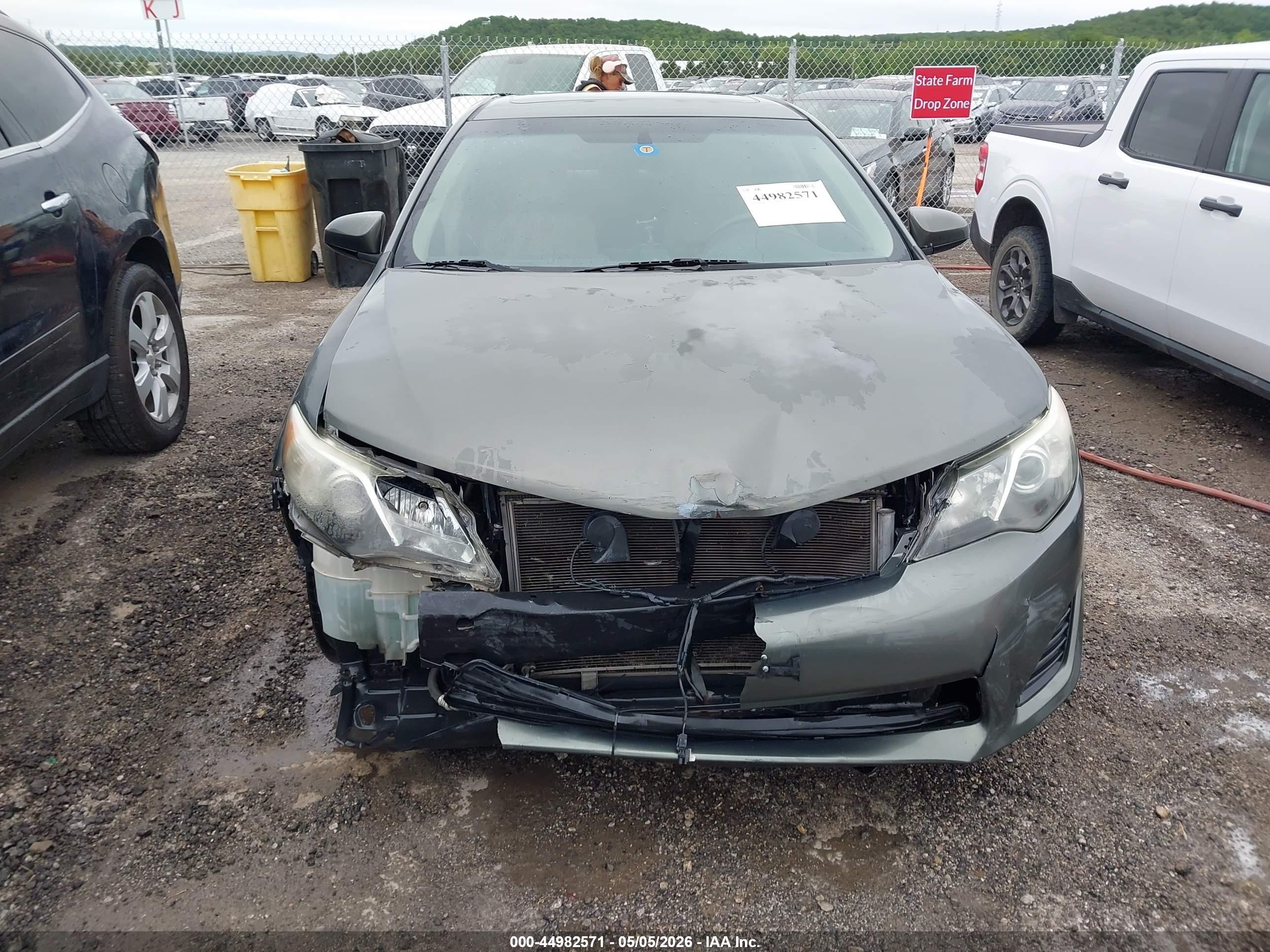 2014 Toyota Camry Le Brown vin: 4T4BF1FK9ER353425