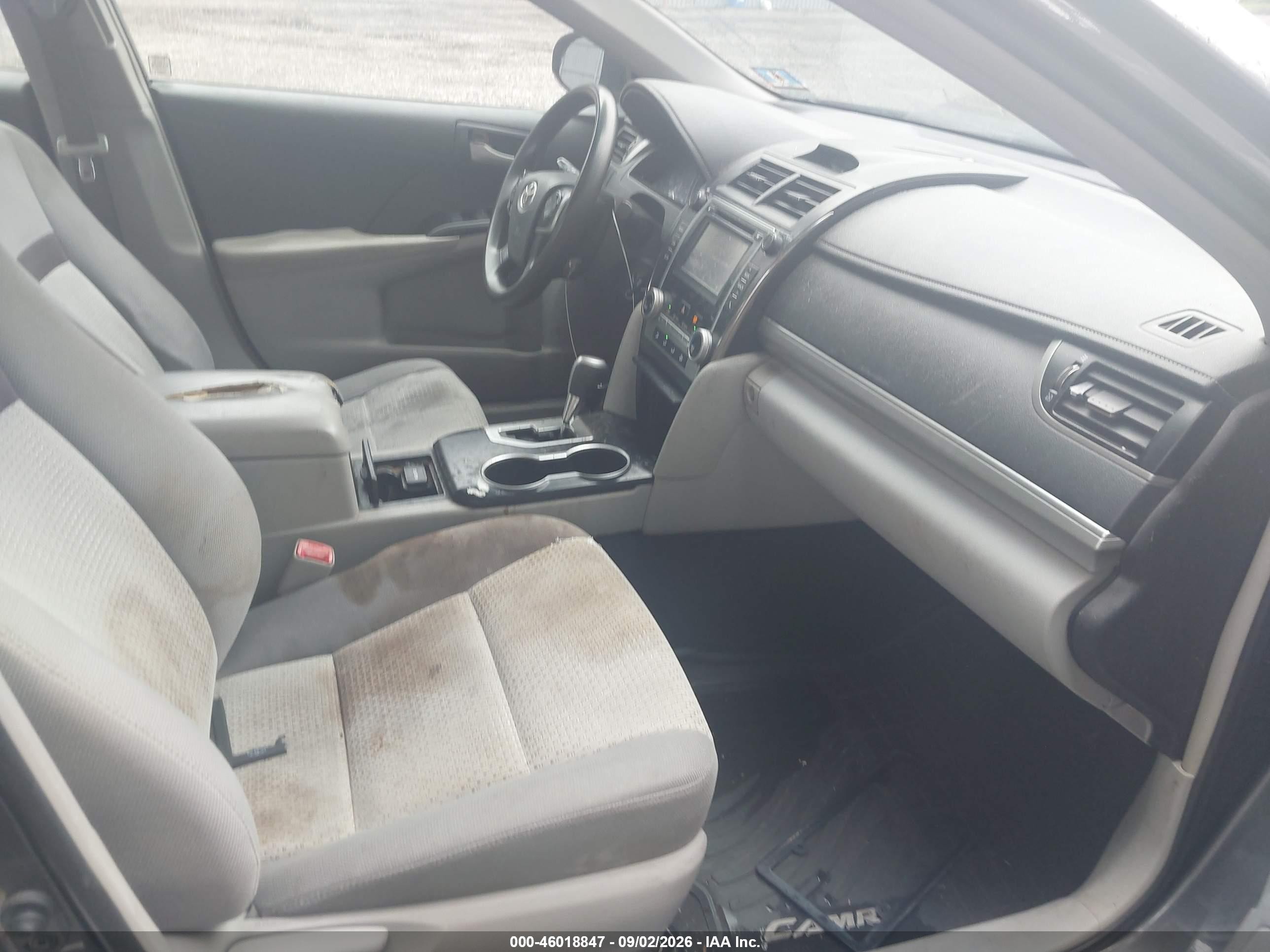 2014 Toyota Camry Le Серый vin: 4T4BF1FK9ER388093