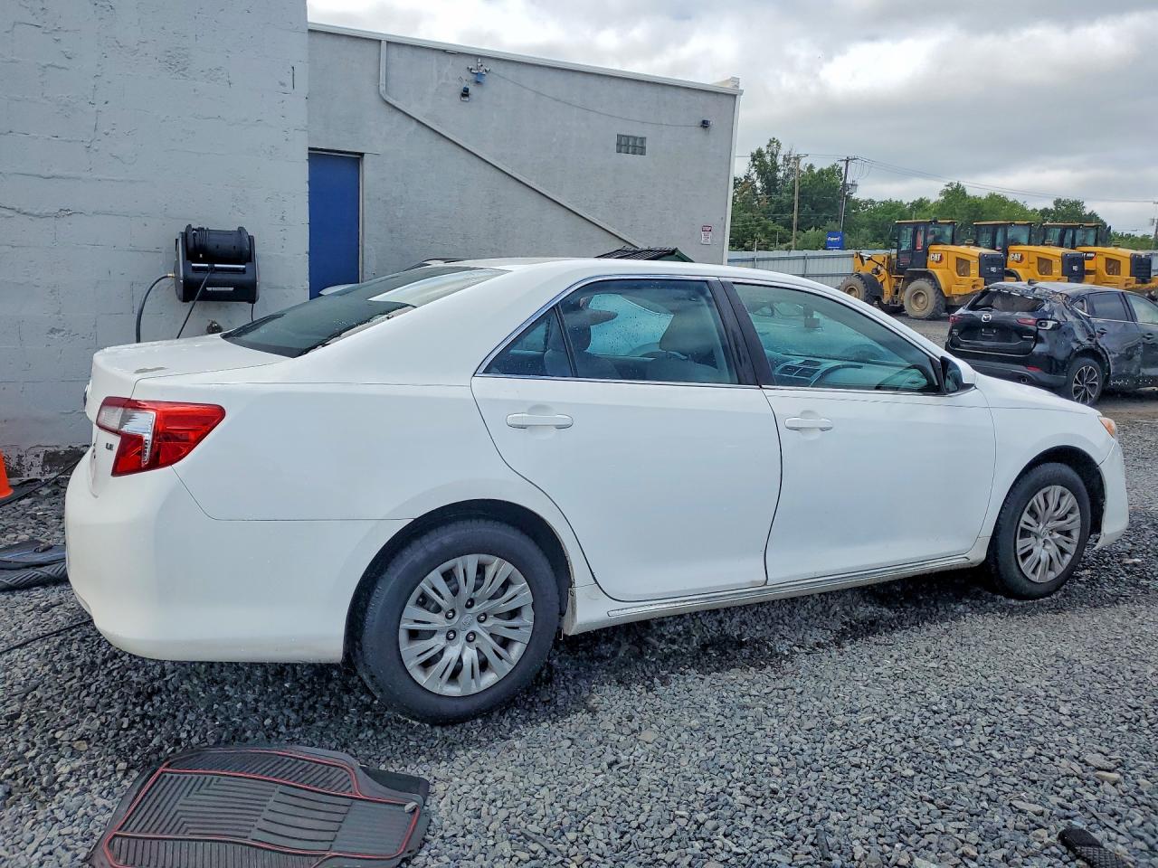 2014 Toyota Camry Le White vin: 4T4BF1FK9ER388594