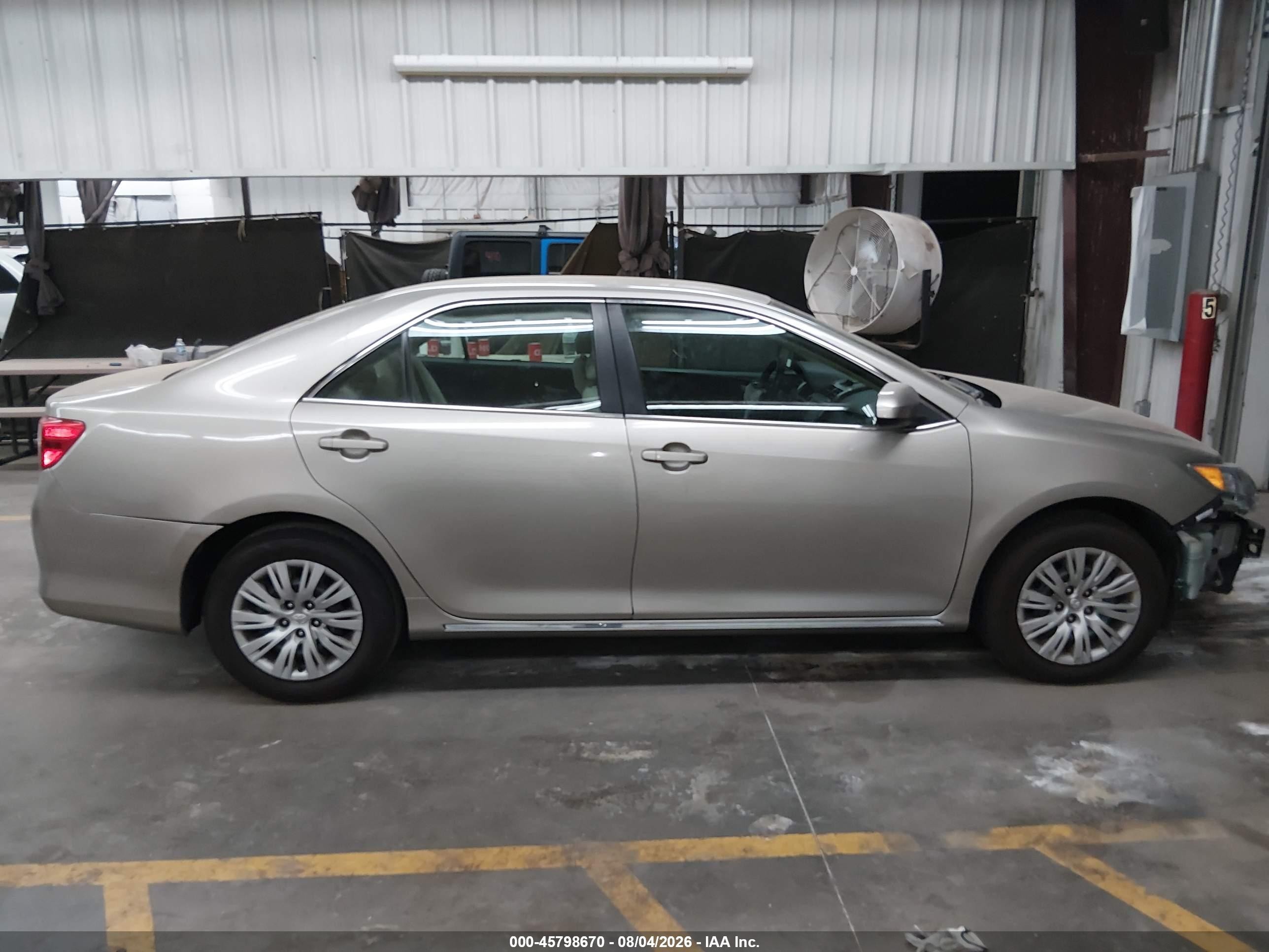 2014 Toyota Camry Le Tan vin: 4T4BF1FK9ER393553