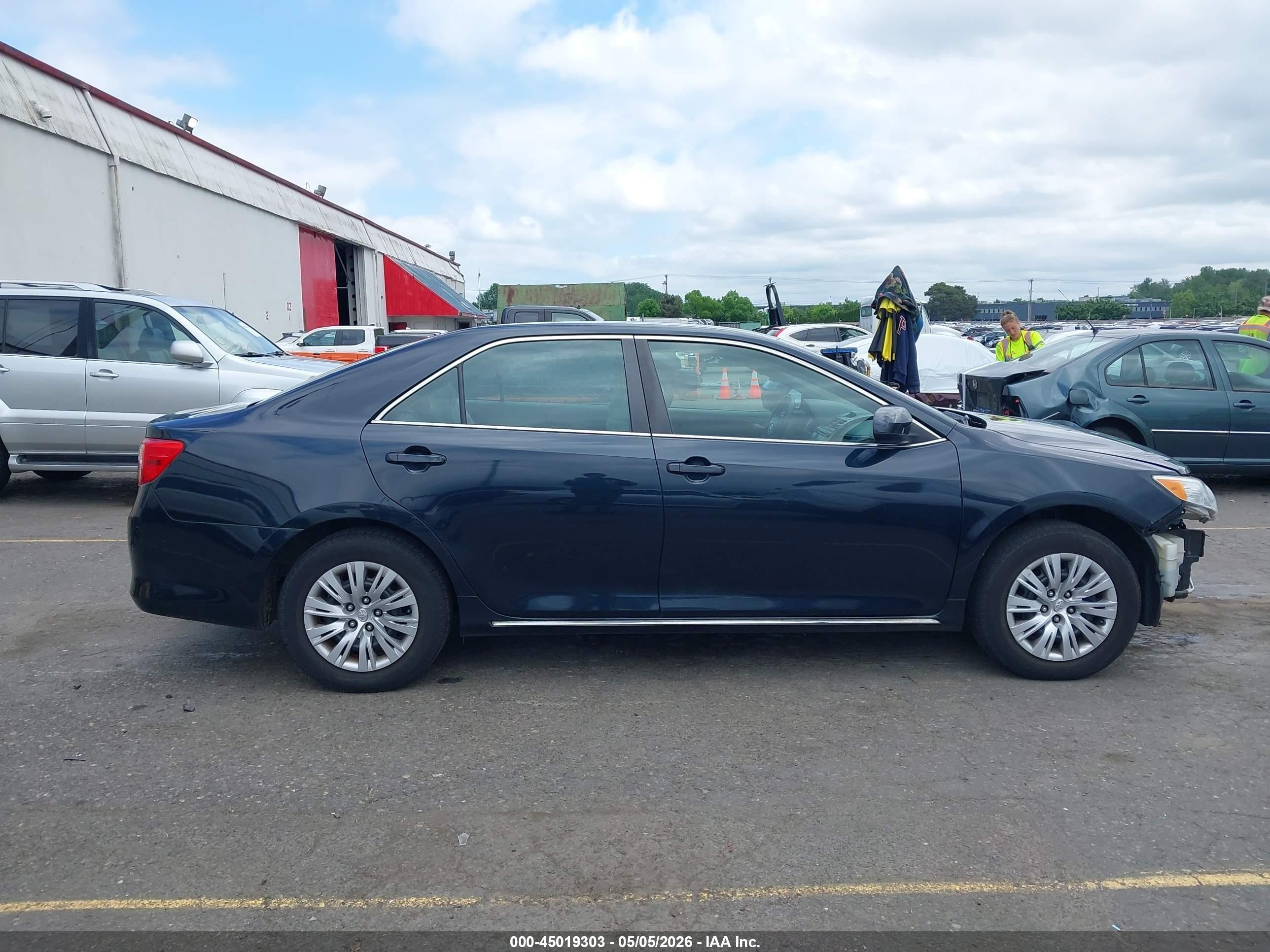 2014 Toyota Camry Le Blue vin: 4T4BF1FK9ER393780
