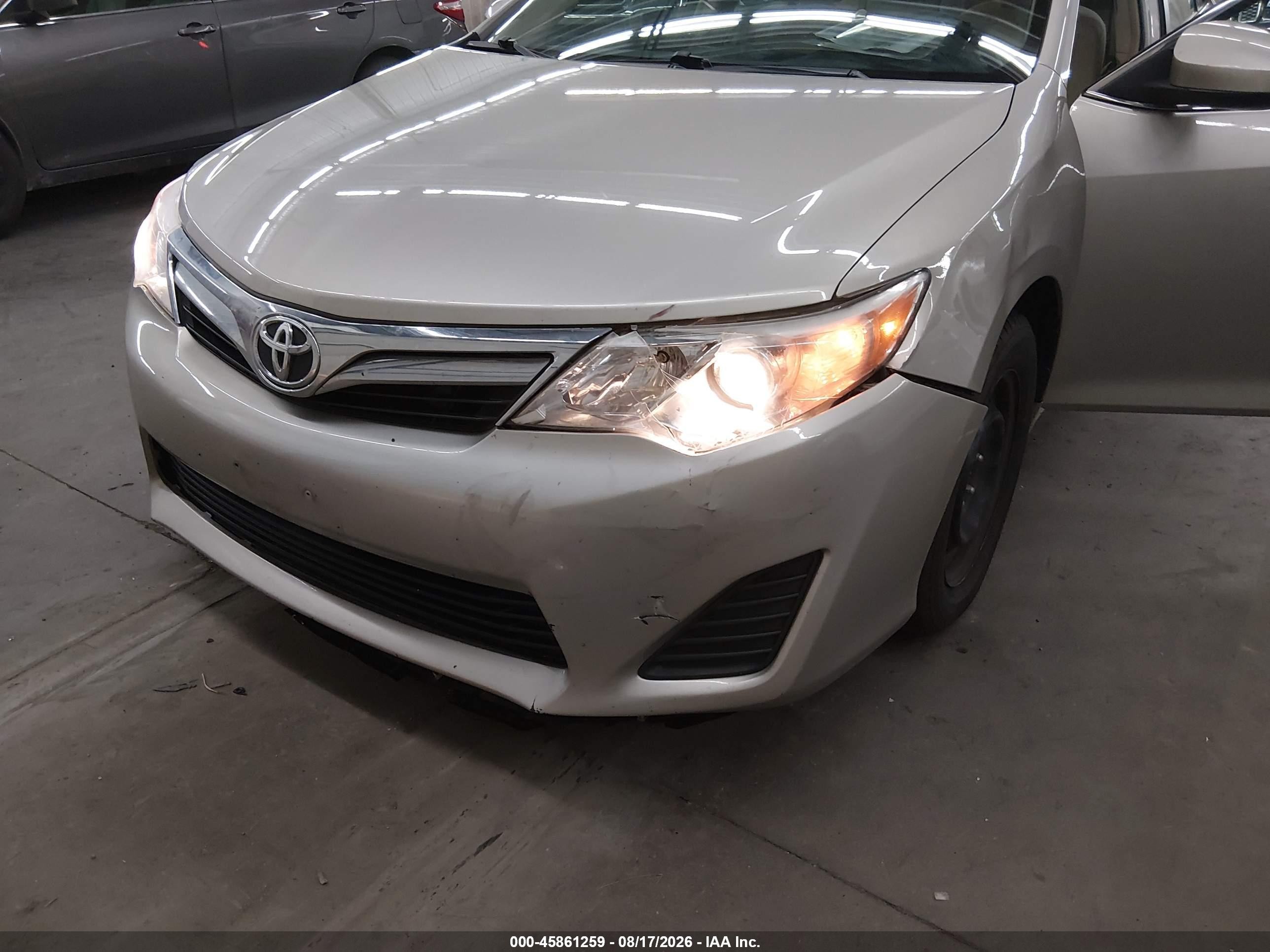 2014 Toyota Camry Le Gold vin: 4T4BF1FK9ER436126