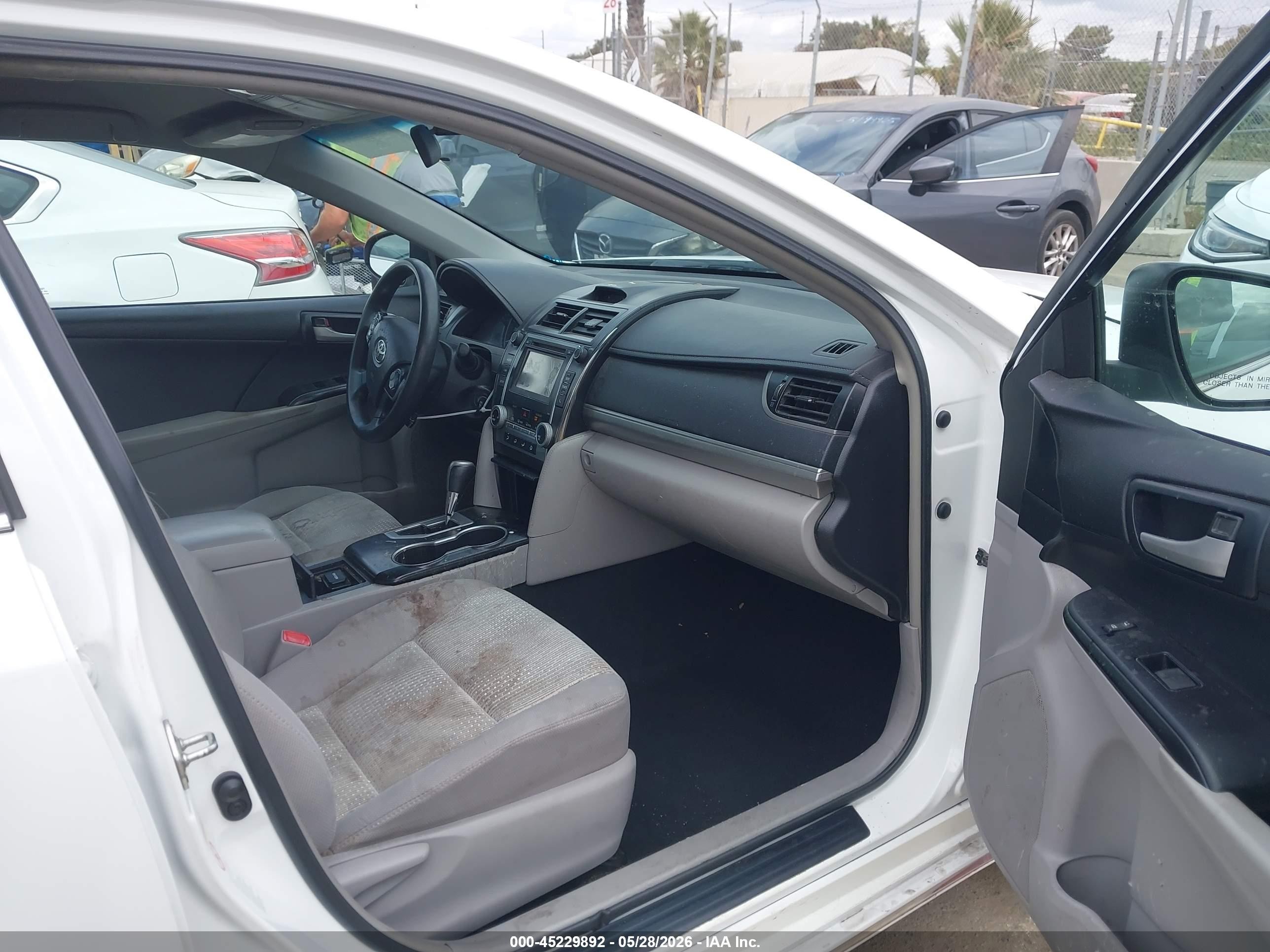 2014 Toyota Camry Le White vin: 4T4BF1FK9ER441696