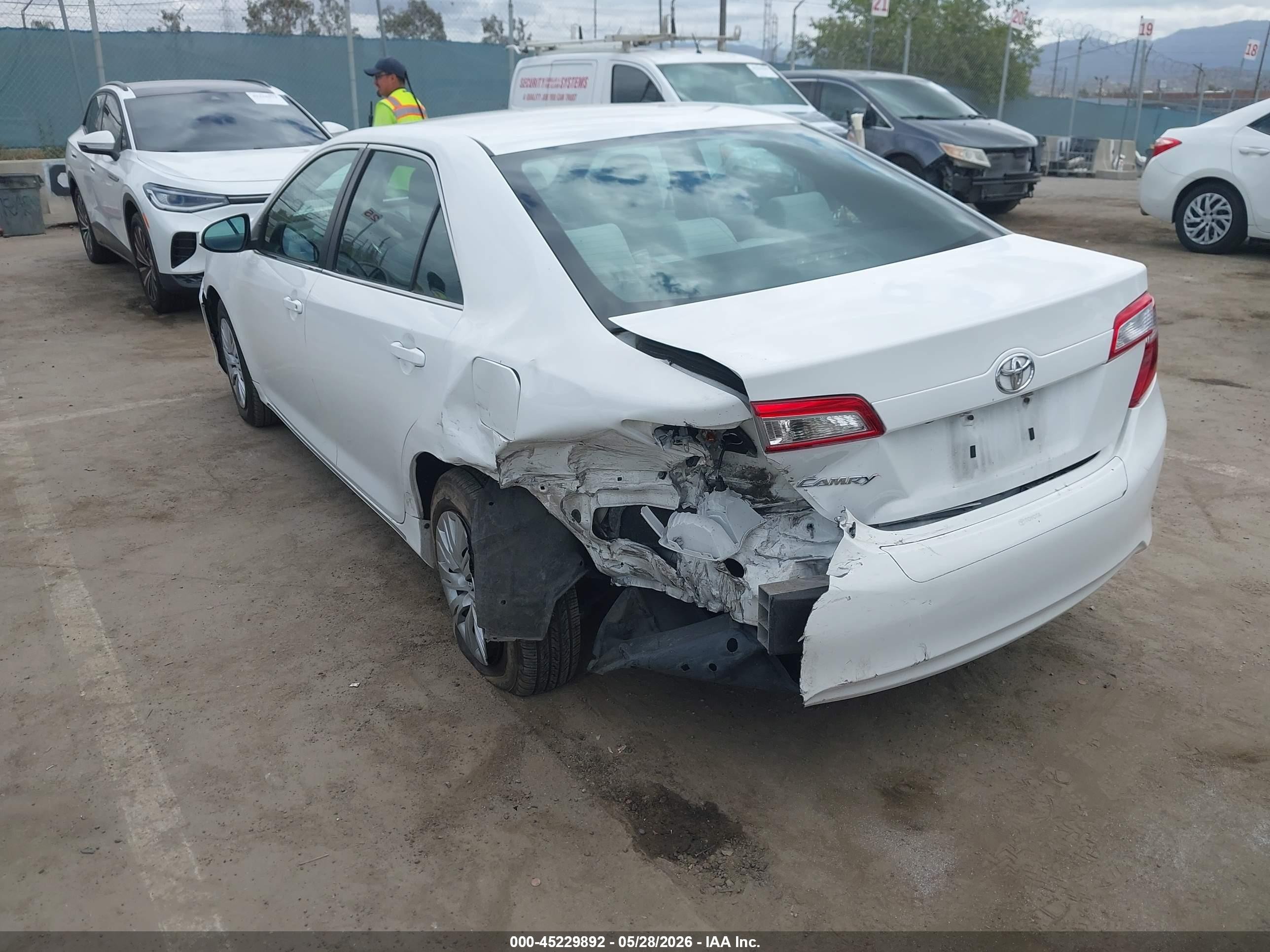 2014 Toyota Camry Le White vin: 4T4BF1FK9ER441696