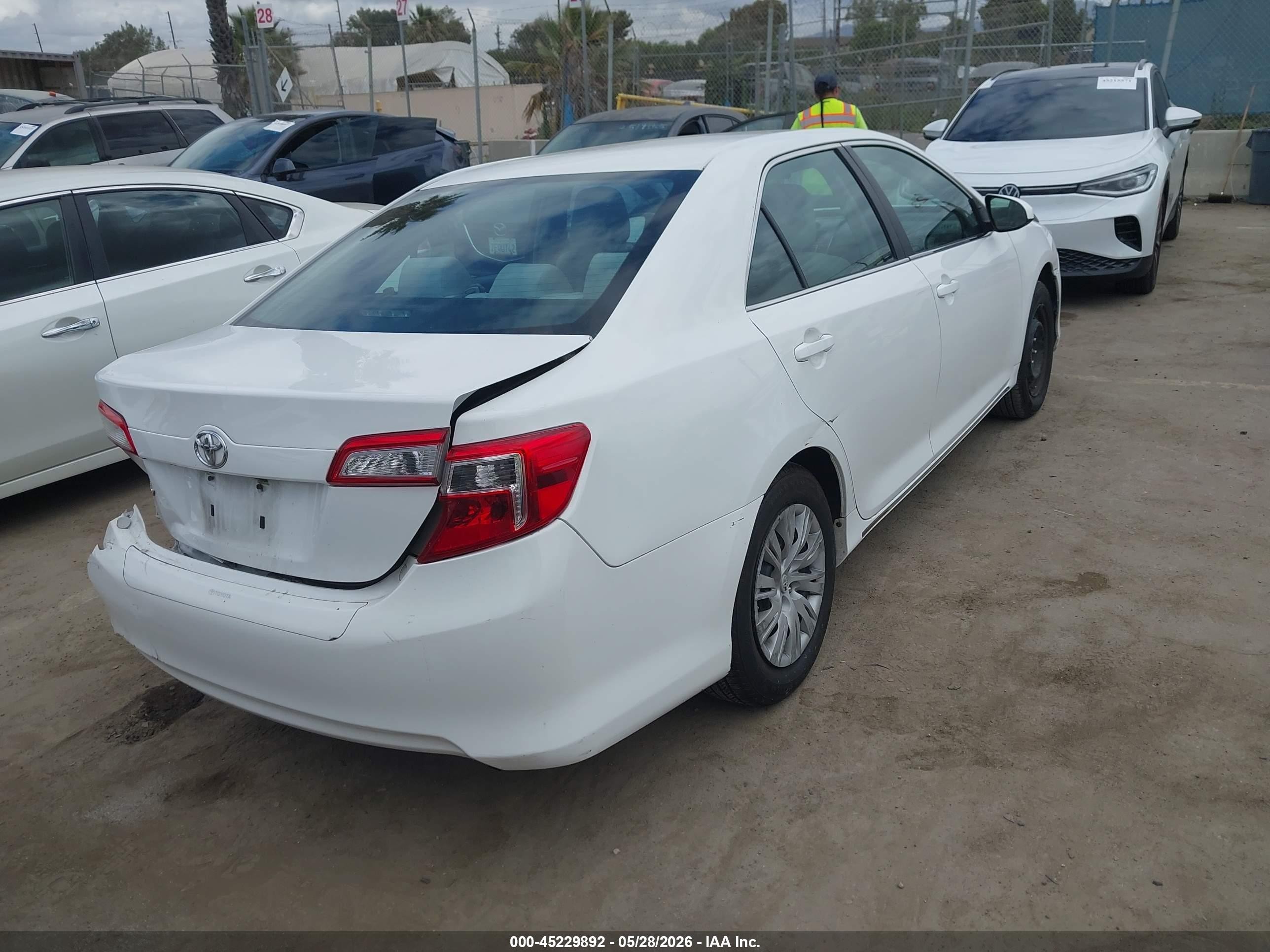 2014 Toyota Camry Le White vin: 4T4BF1FK9ER441696