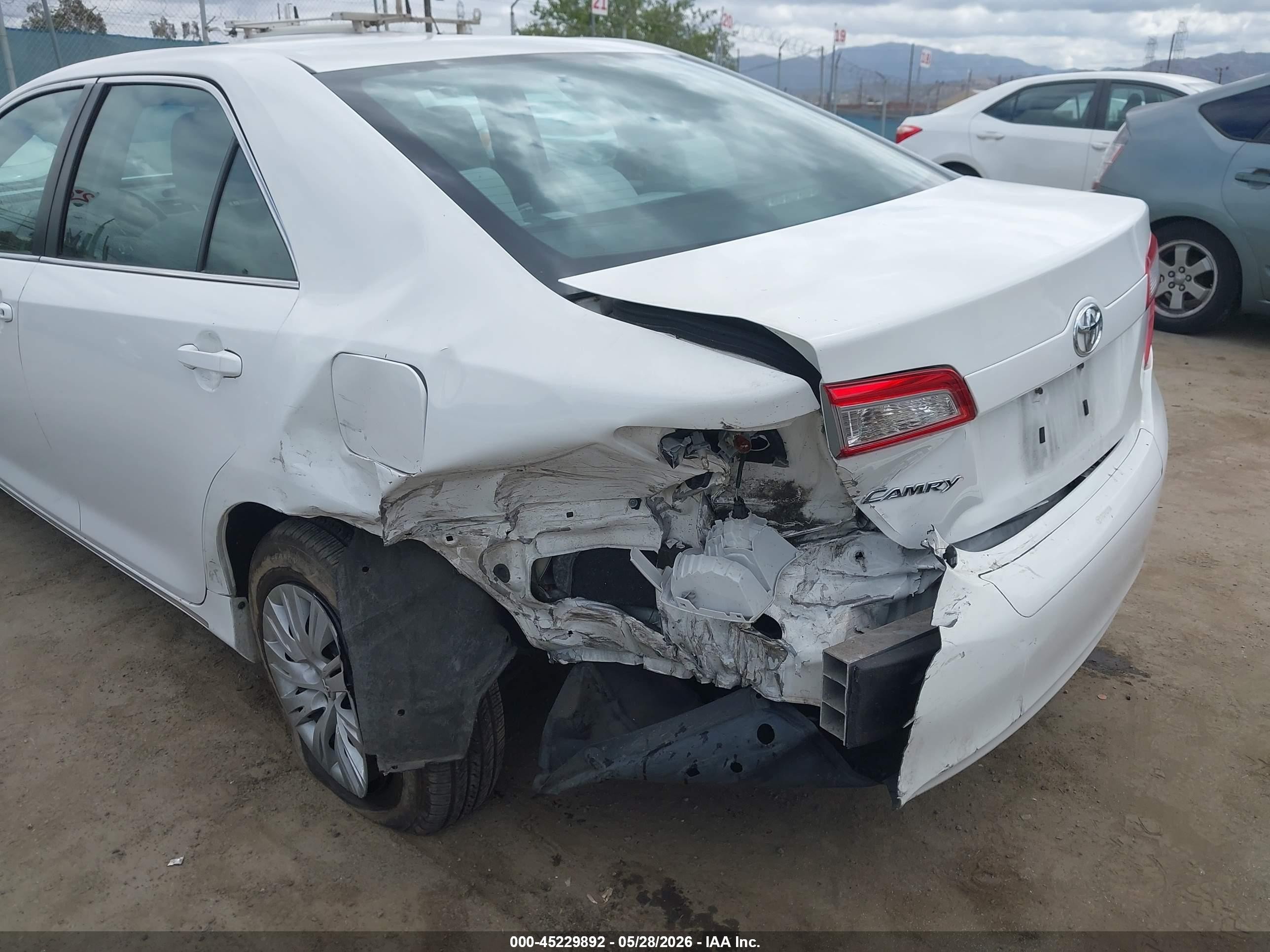 2014 Toyota Camry Le White vin: 4T4BF1FK9ER441696