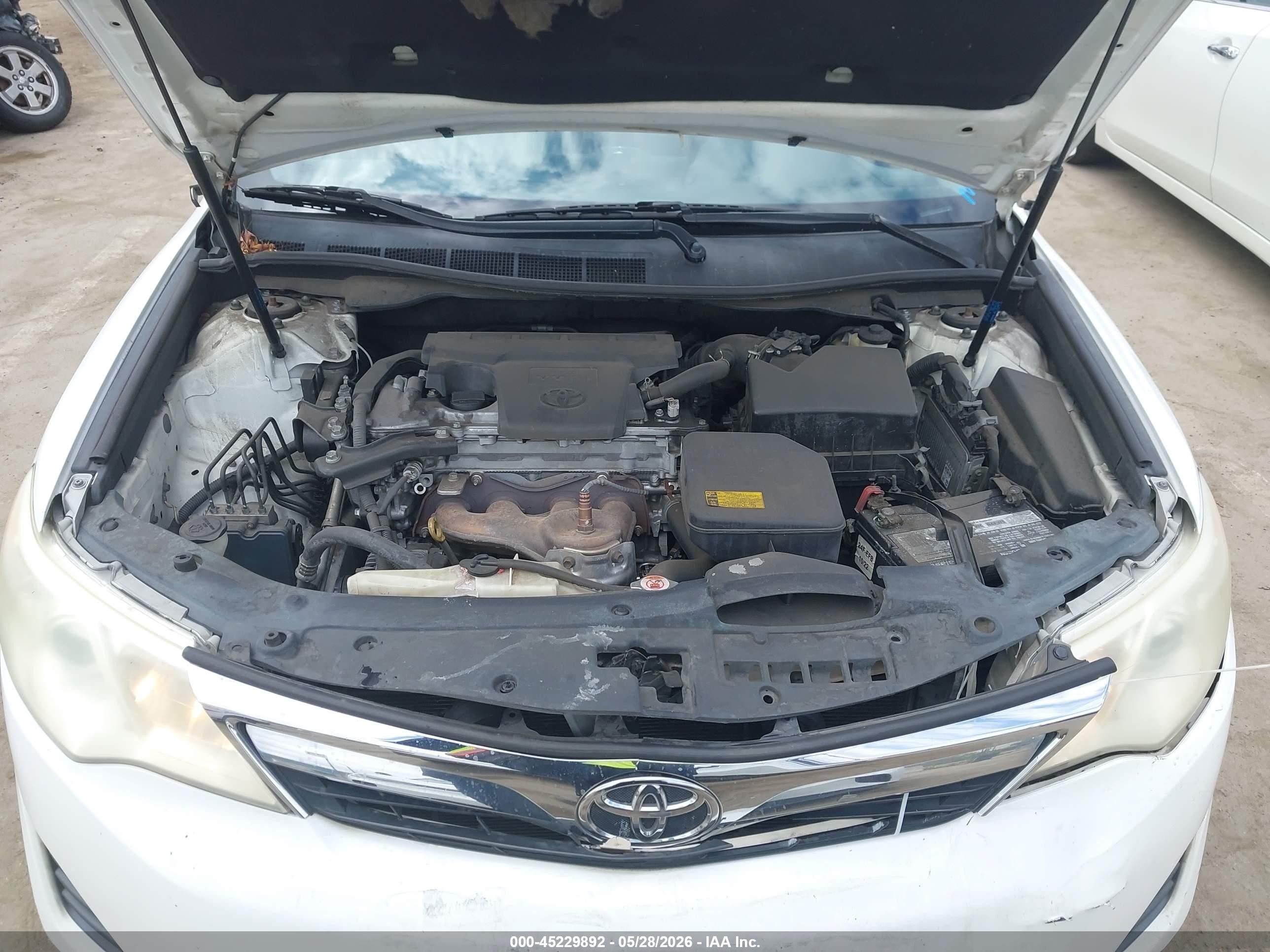 2014 Toyota Camry Le White vin: 4T4BF1FK9ER441696
