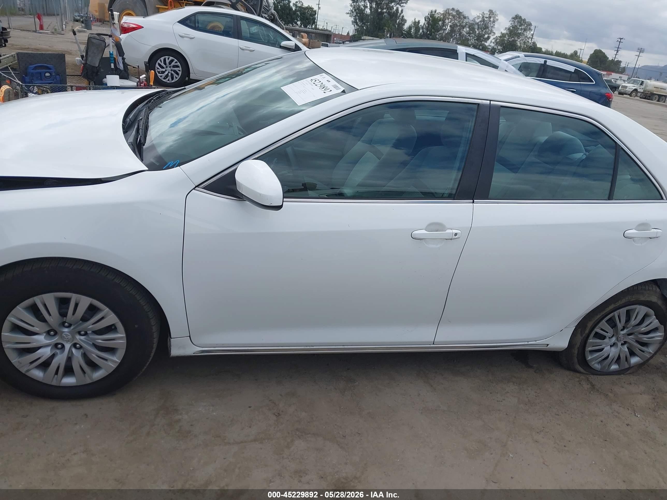 2014 Toyota Camry Le White vin: 4T4BF1FK9ER441696