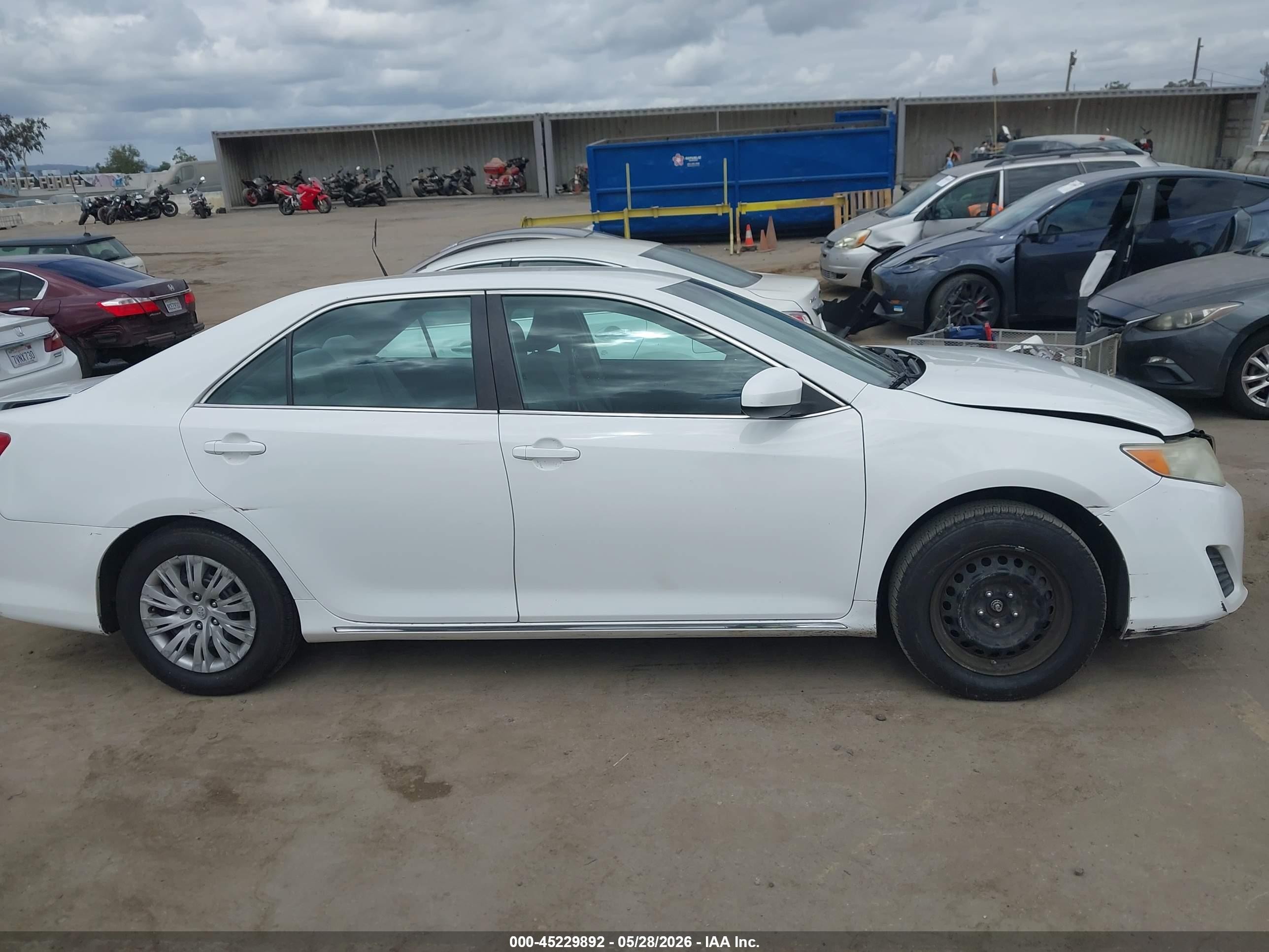 2014 Toyota Camry Le White vin: 4T4BF1FK9ER441696