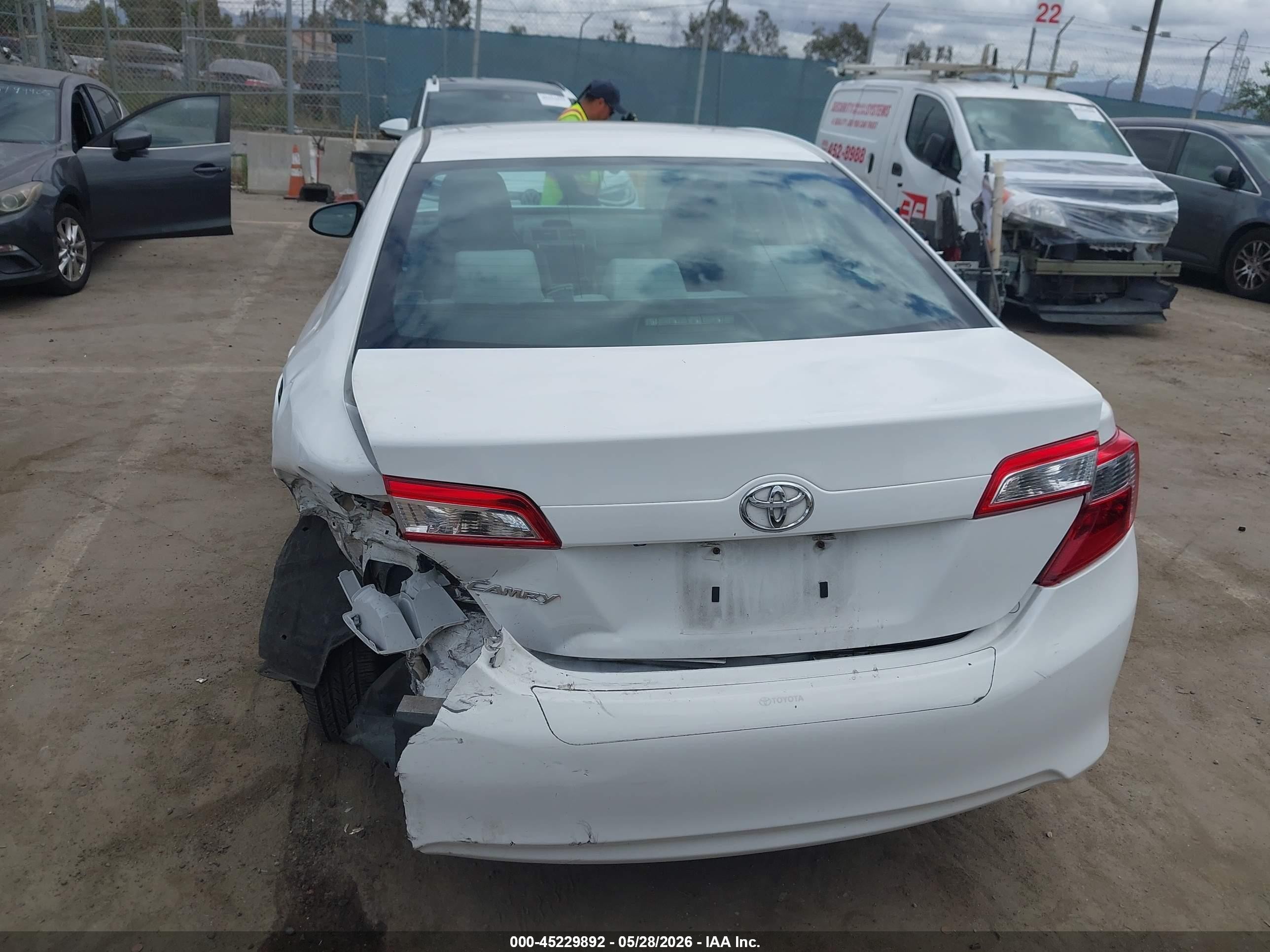 2014 Toyota Camry Le White vin: 4T4BF1FK9ER441696