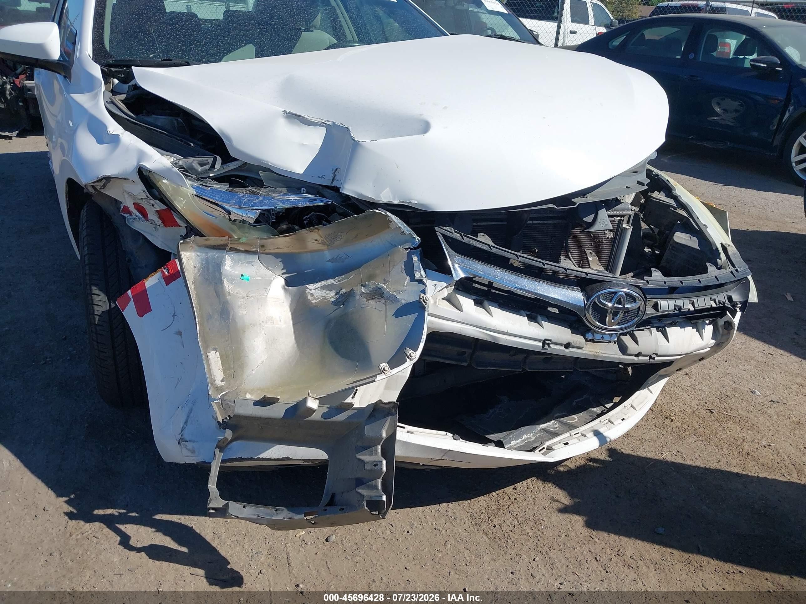 2015 Toyota Camry Le Белый vin: 4T4BF1FK9FR448939