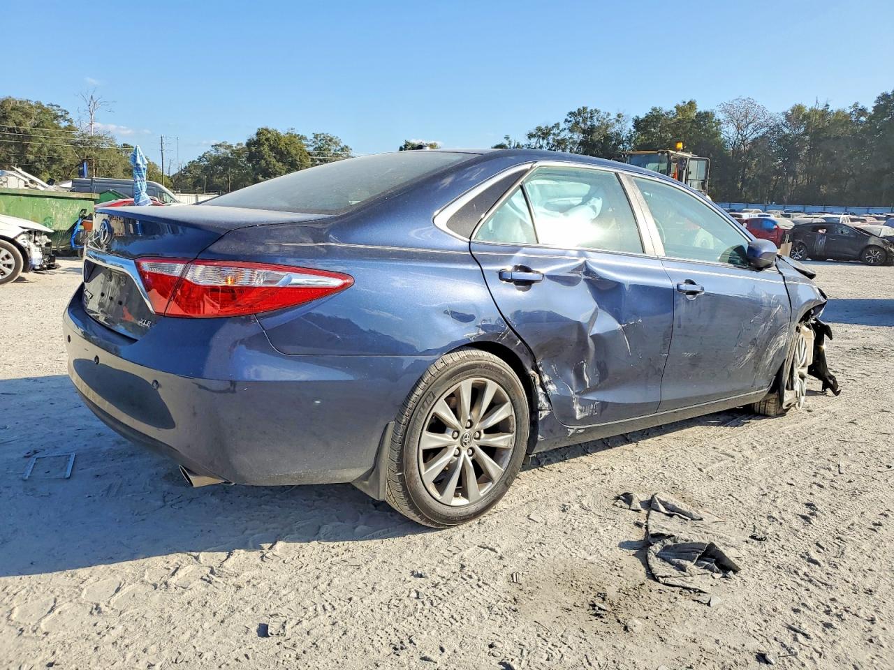 2015 Toyota Camry Le Blue vin: 4T4BF1FK9FR483559