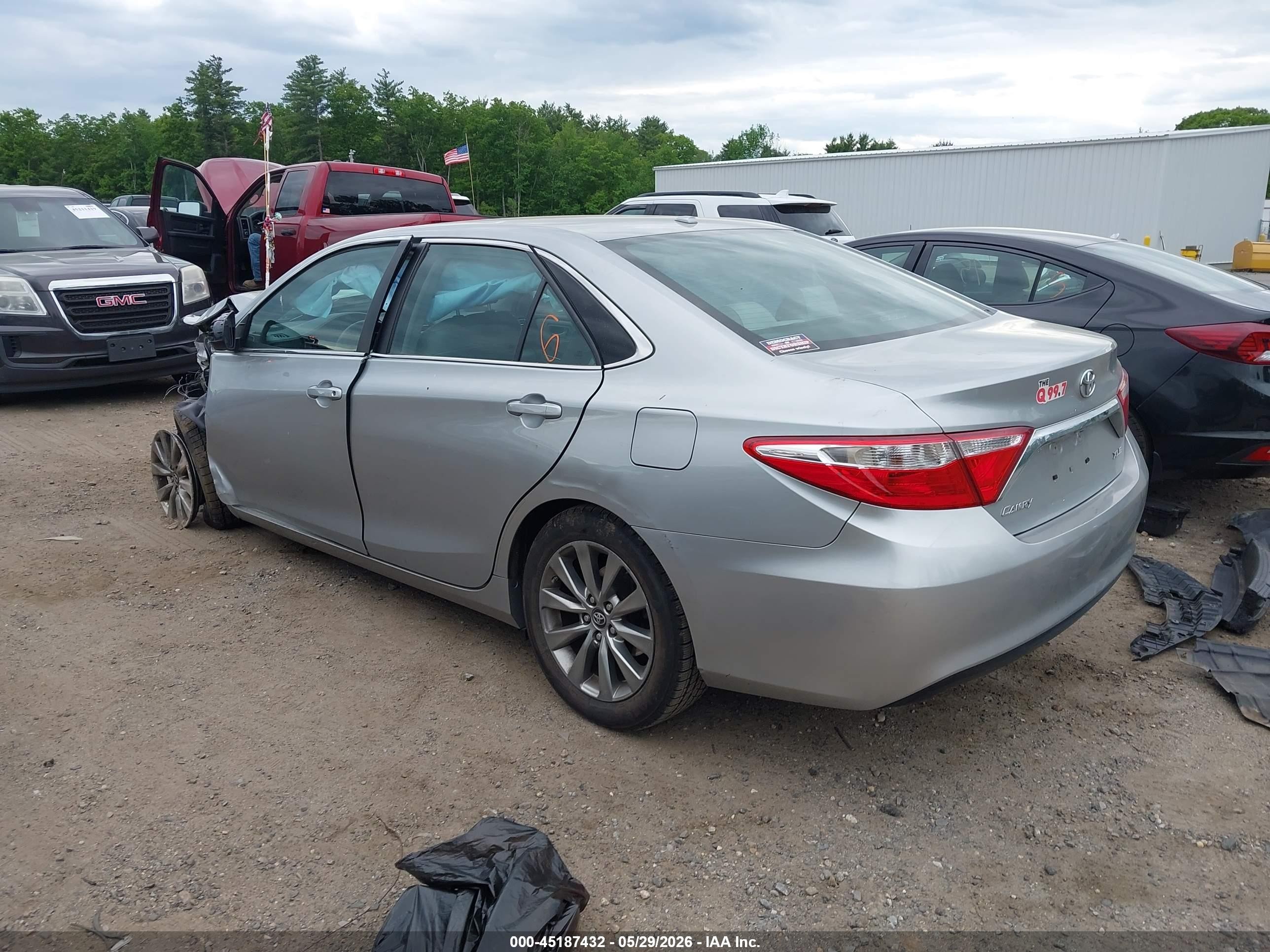 2016 Toyota Camry Xle Silver vin: 4T4BF1FK9GR554020