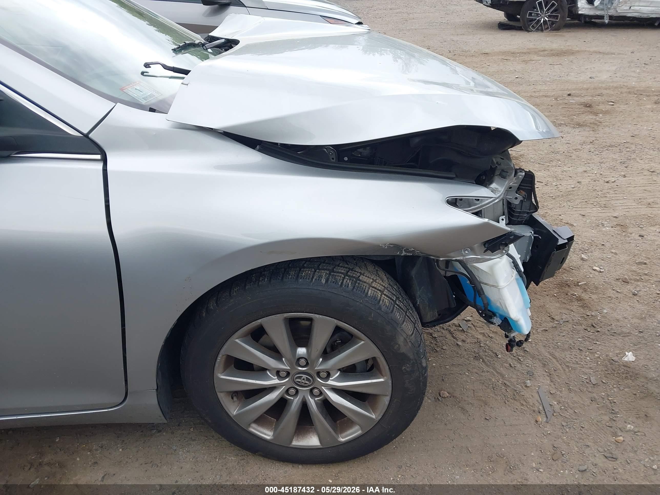 2016 Toyota Camry Xle Silver vin: 4T4BF1FK9GR554020